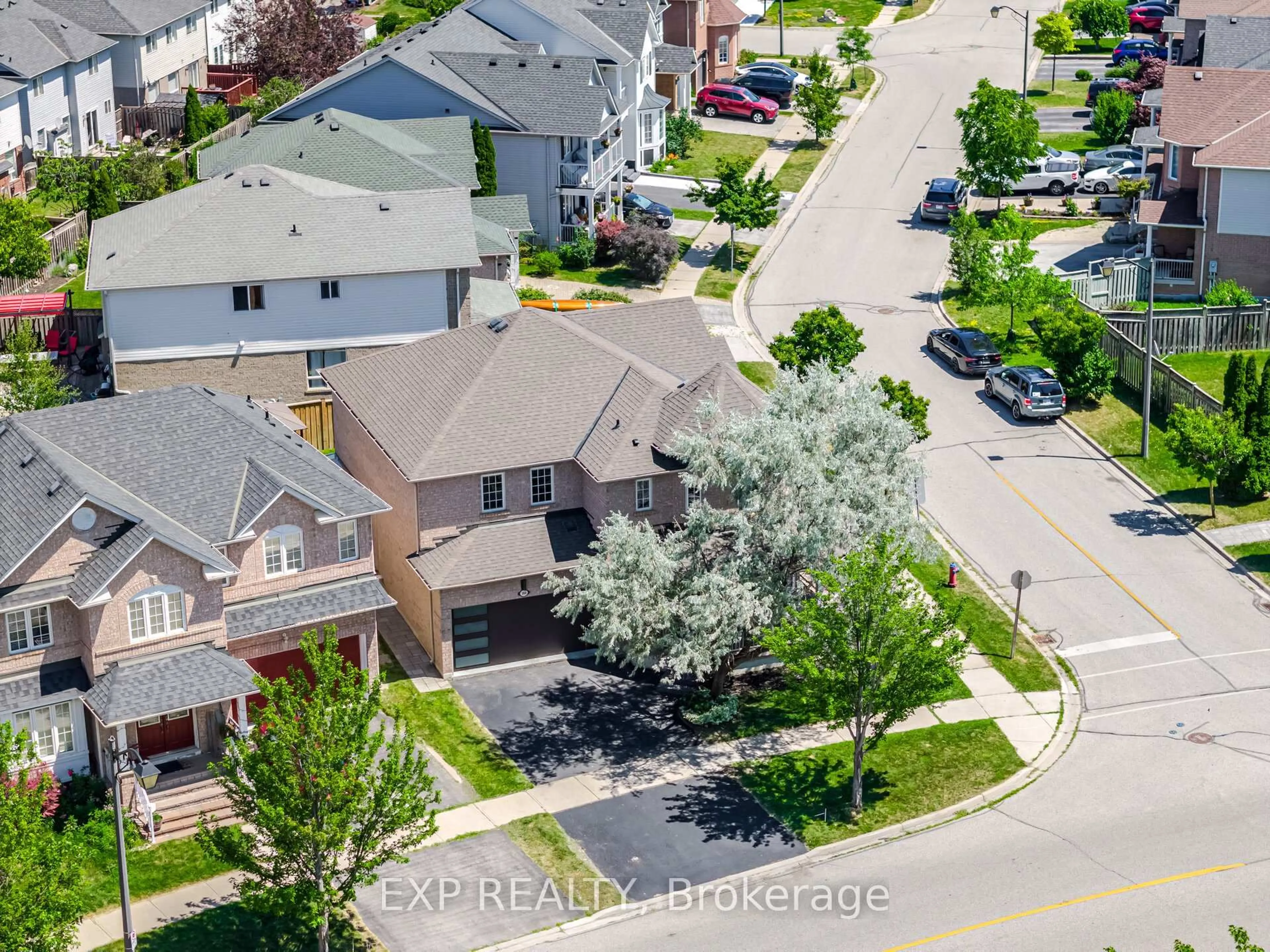A pic from outside/outdoor area/front of a property/back of a property/a pic from drone, street for 160 DIXON Dr, Milton Ontario L9T 5R7