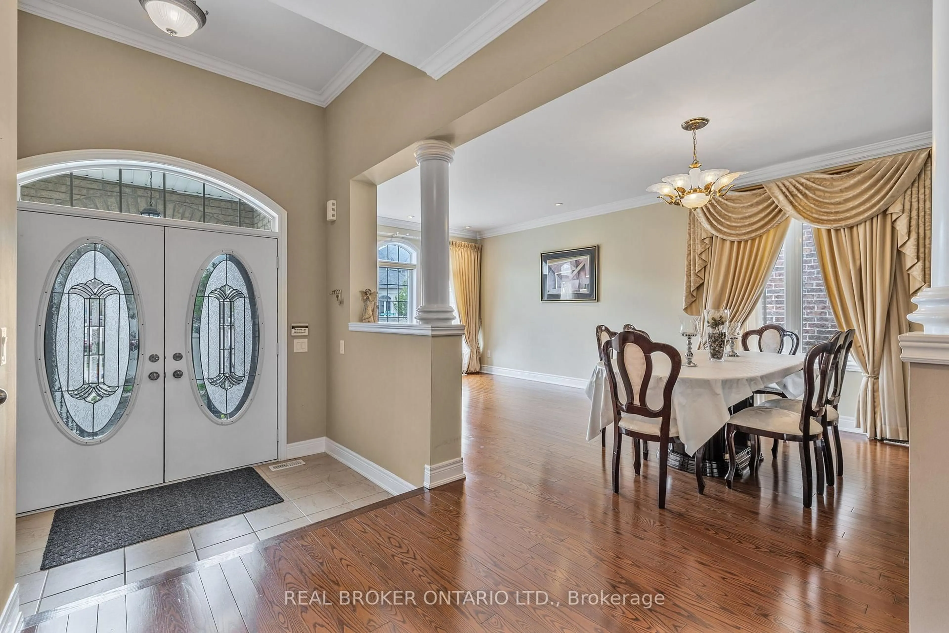 Indoor entryway for 28 Hampton Springs Dr, Brampton Ontario L6P 2W4