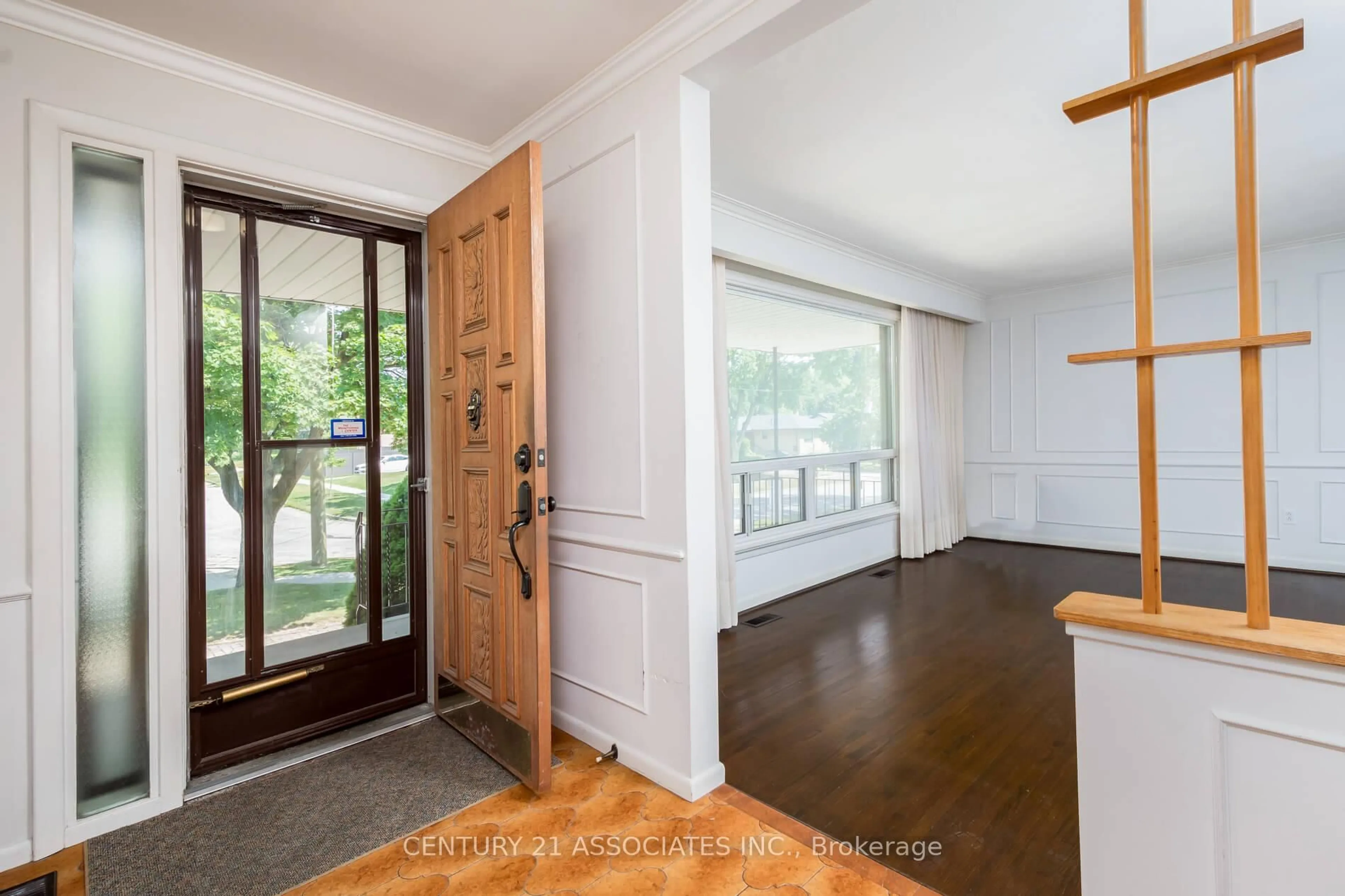 Indoor entryway for 11 Drury Lane, Toronto Ontario M9P 1P8