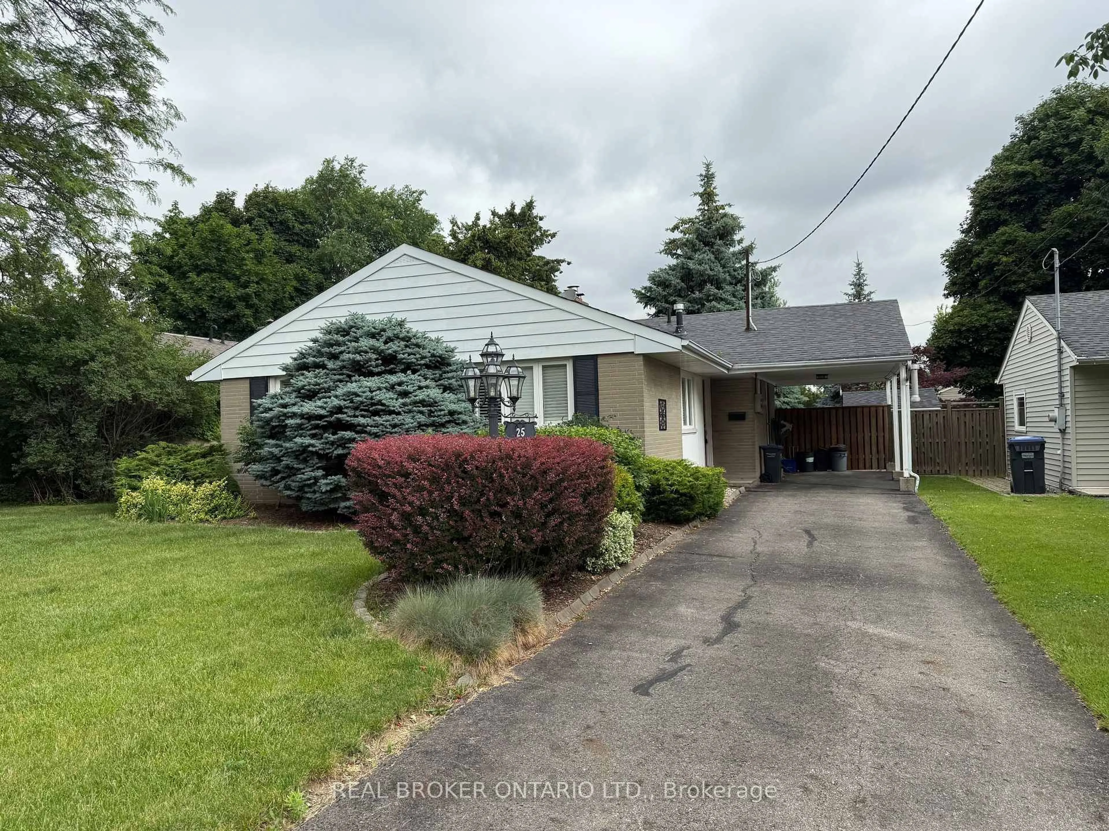 A pic from outside/outdoor area/front of a property/back of a property/a pic from drone, street for 25 Sora Dr, Mississauga Ontario L5M 1B3