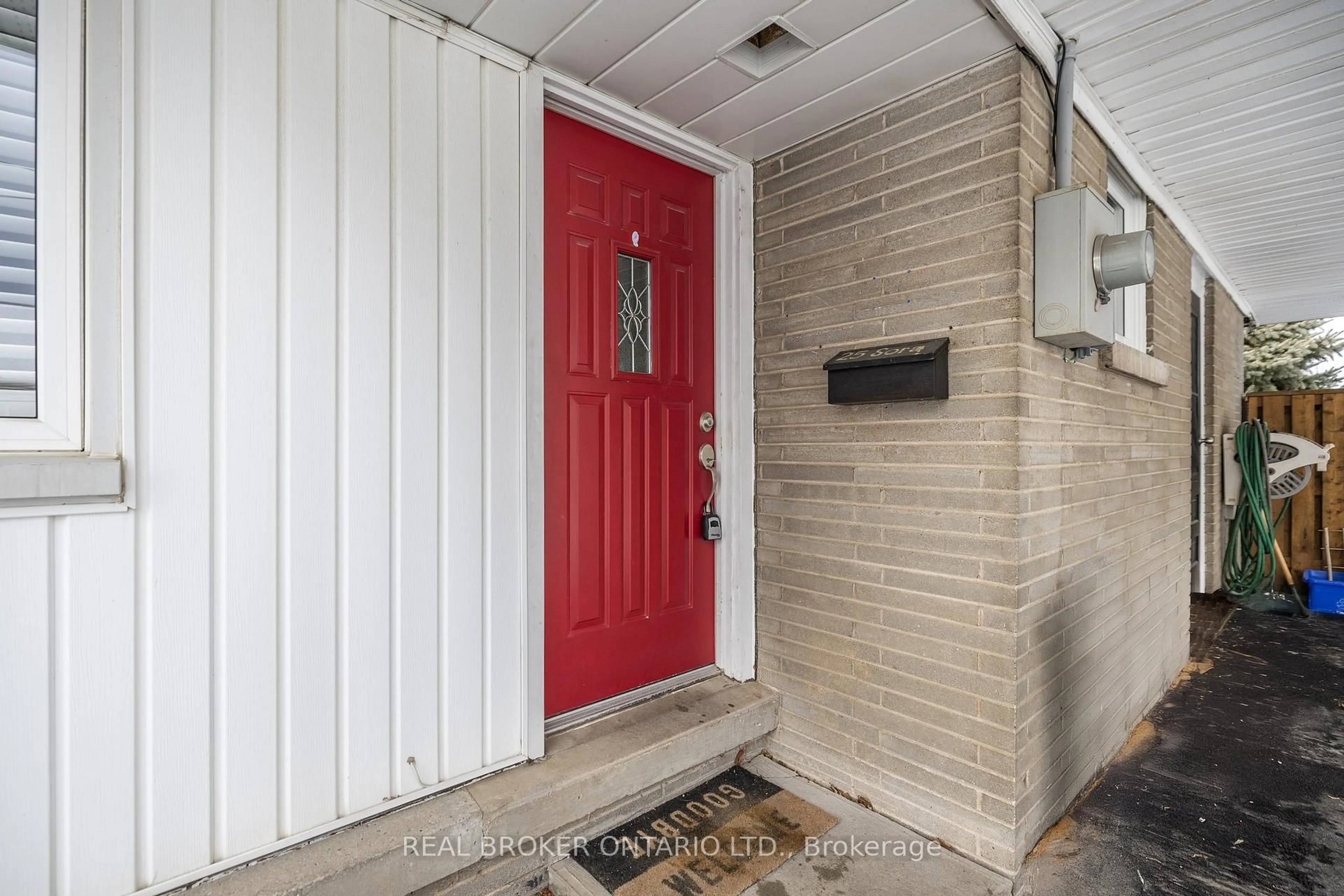 Indoor entryway for 25 Sora Dr, Mississauga Ontario L5M 1B3
