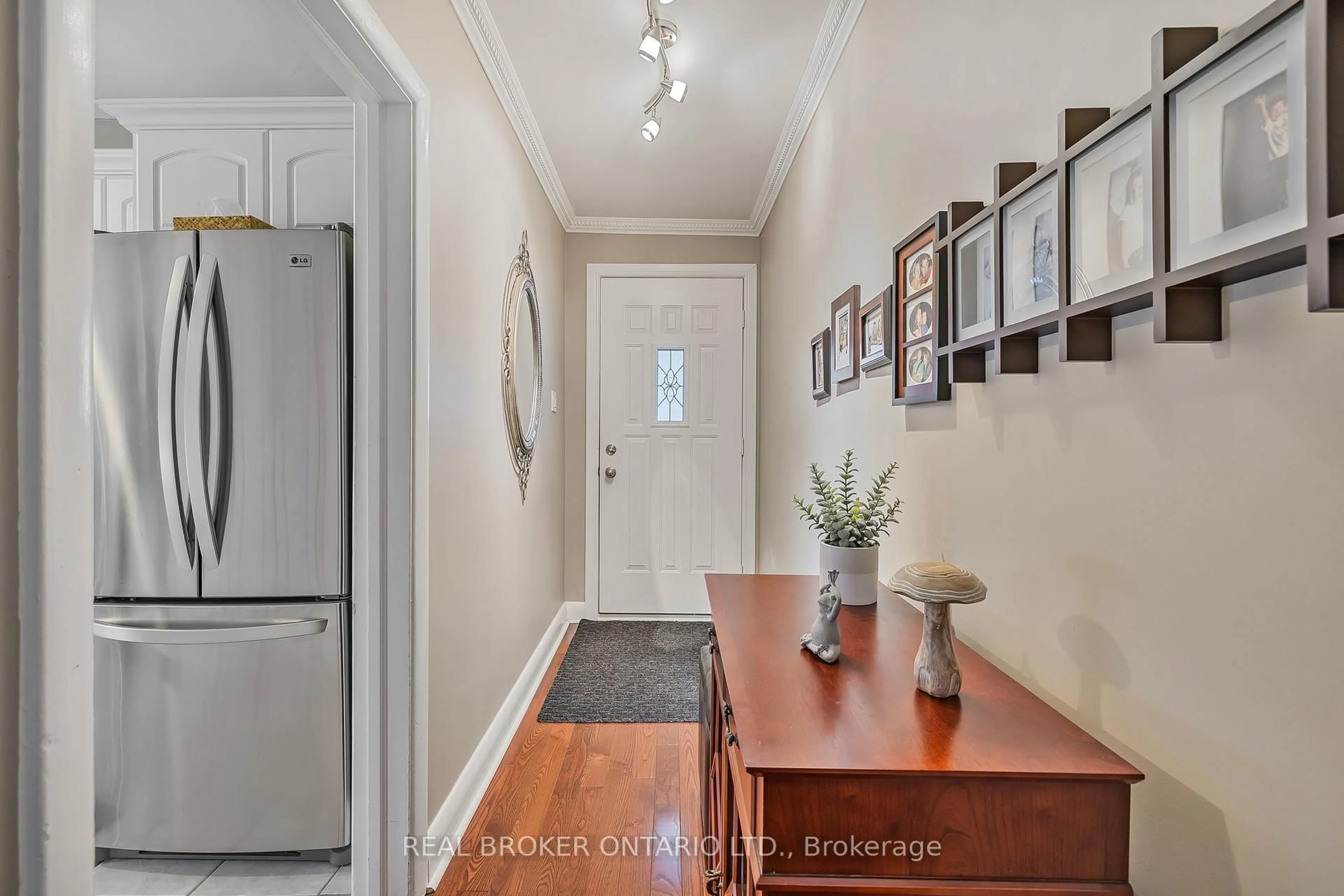 Indoor entryway for 25 Sora Dr, Mississauga Ontario L5M 1B3