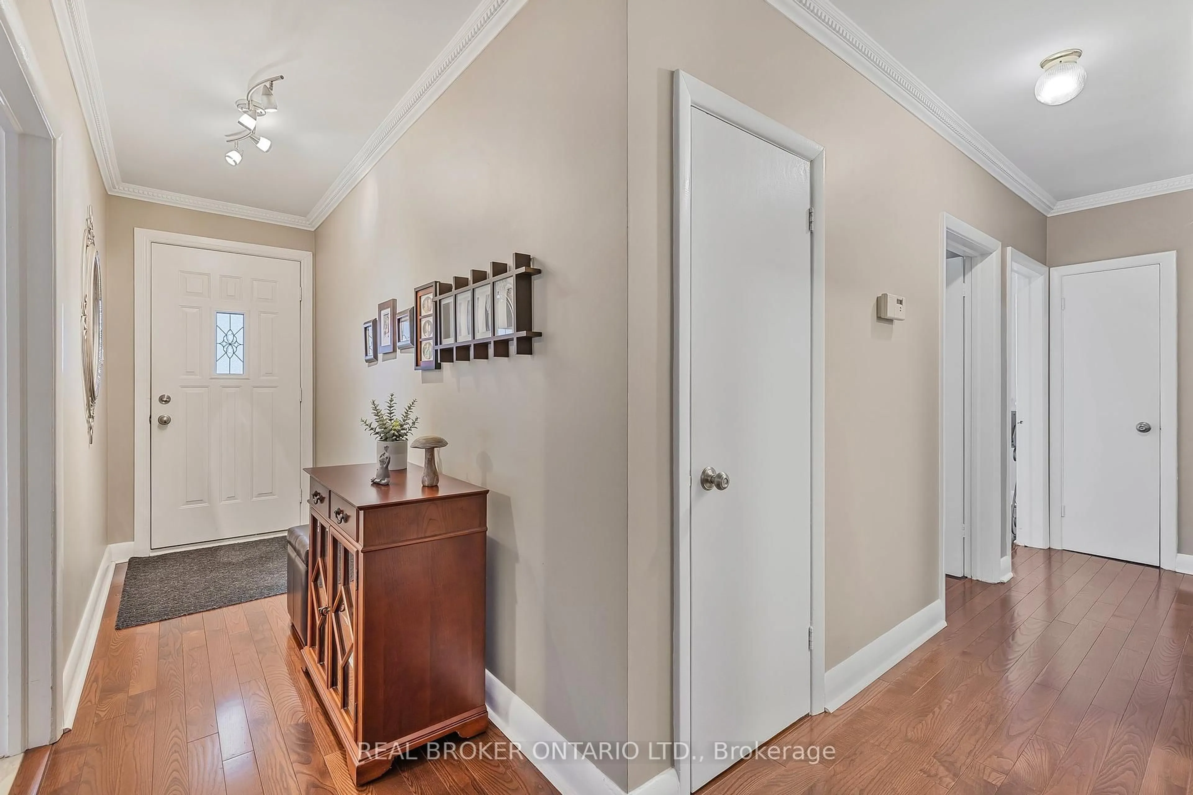 Indoor entryway for 25 Sora Dr, Mississauga Ontario L5M 1B3