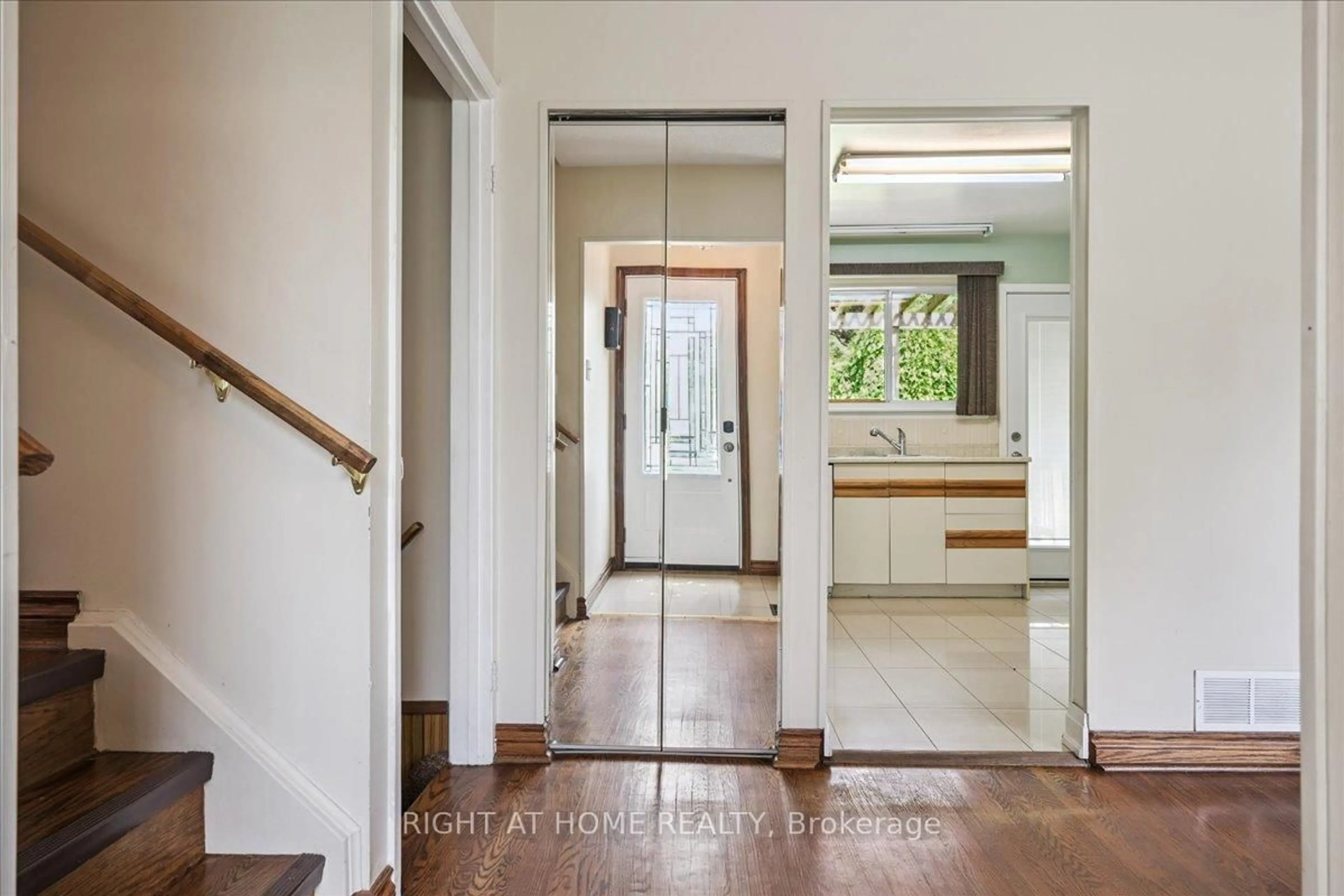 Indoor entryway for 12 Eldon Crt, Brampton Ontario L6T 2B9