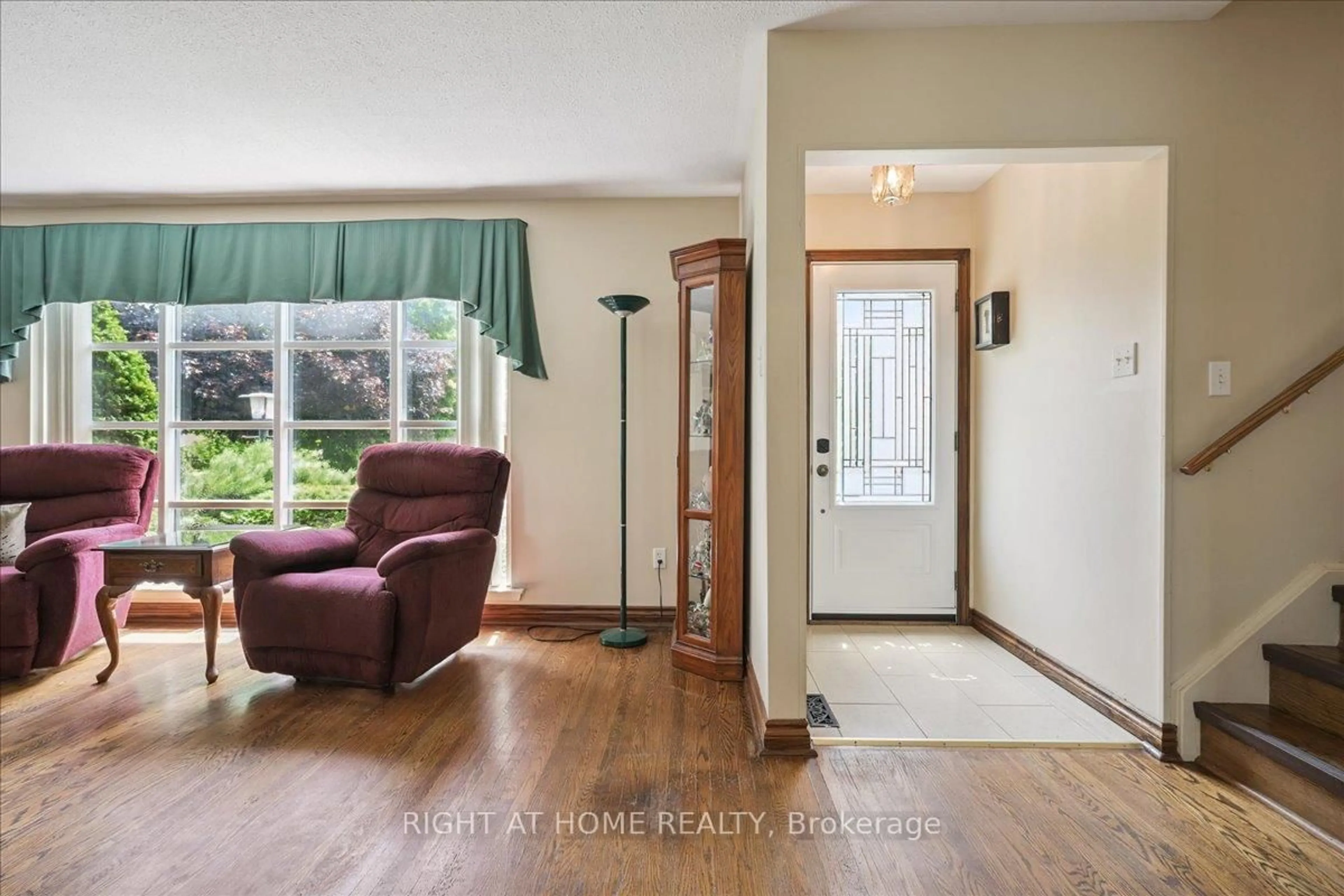Indoor entryway for 12 Eldon Crt, Brampton Ontario L6T 2B9