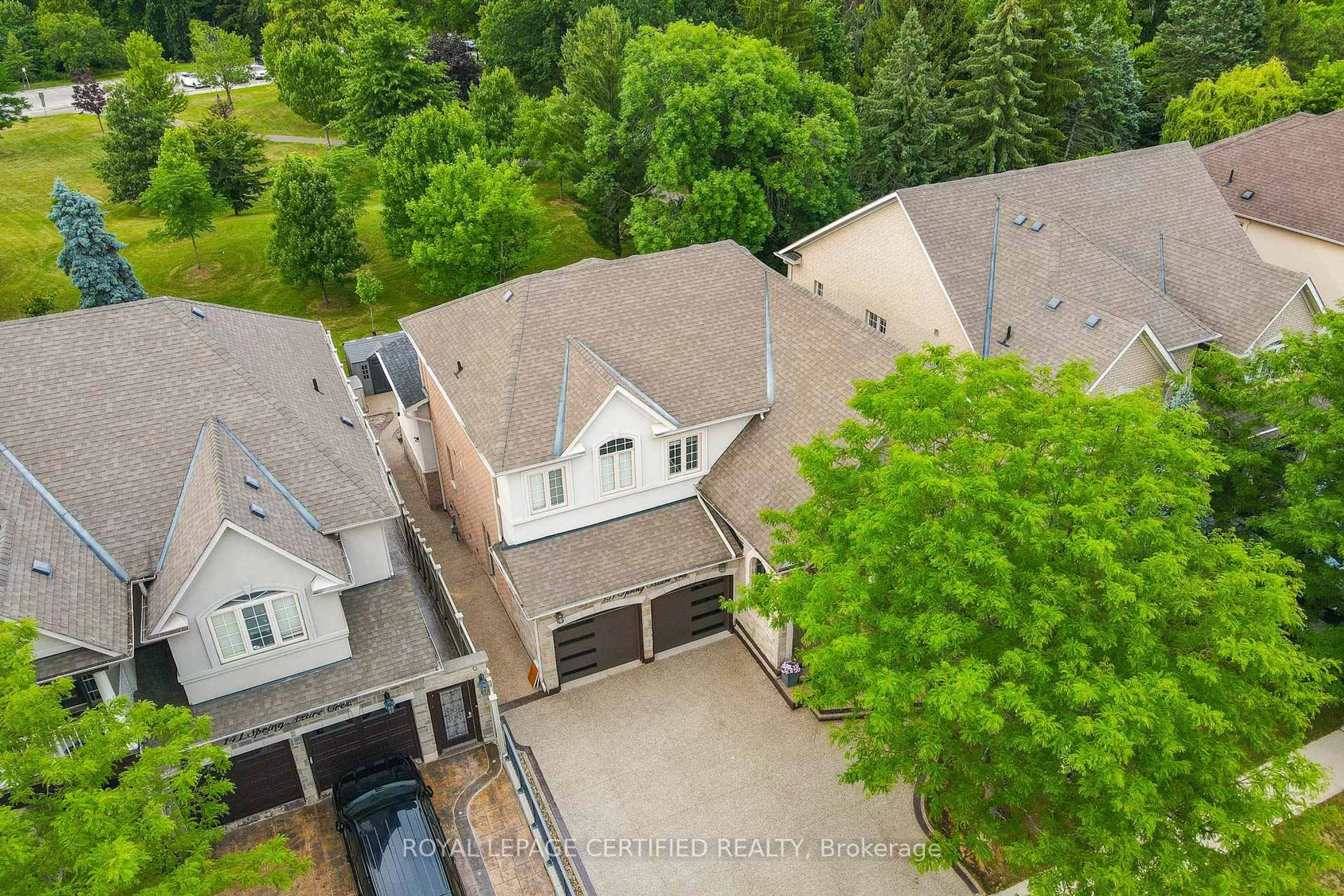 A pic from outside/outdoor area/front of a property/back of a property/a pic from drone, street for 137 Spring Azure Cres, Oakville Ontario L6L 6V8