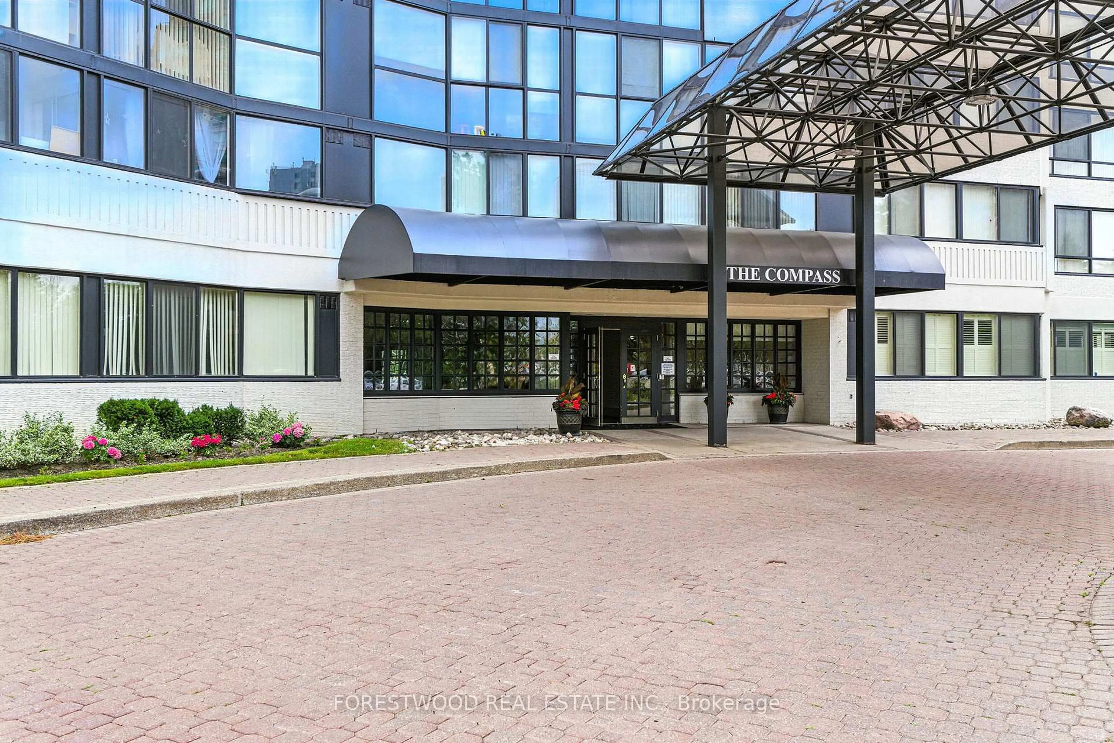 Indoor foyer for 1360 Rathburn Rd #1403, Mississauga Ontario L4W 4H4
