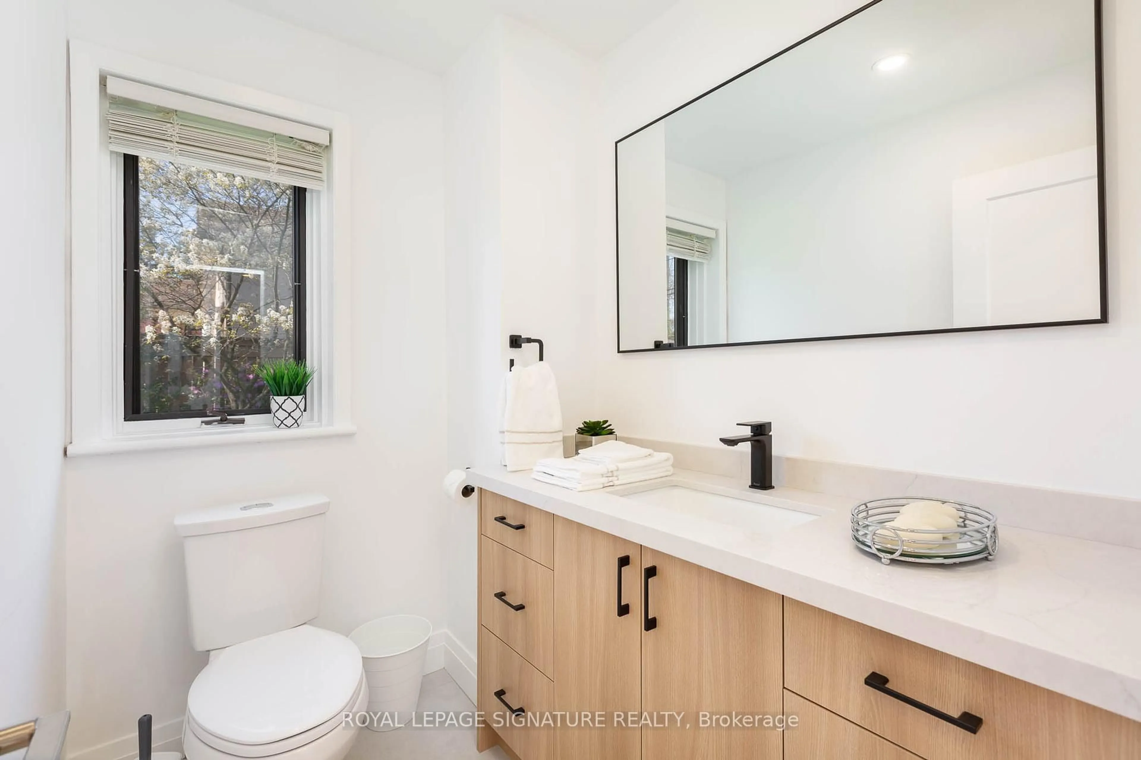 Contemporary bathroom, ceramic/tile floor for 1969 Balsam Ave, Mississauga Ontario L5J 1L3