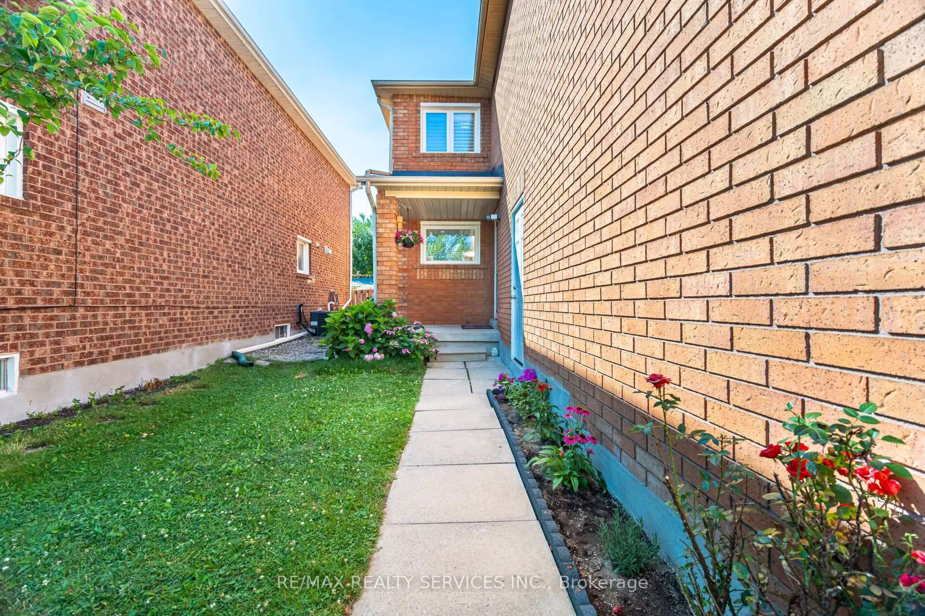 Home with brick exterior material, street for 3919 STONEHAM Way, Mississauga Ontario L5N 6Y6
