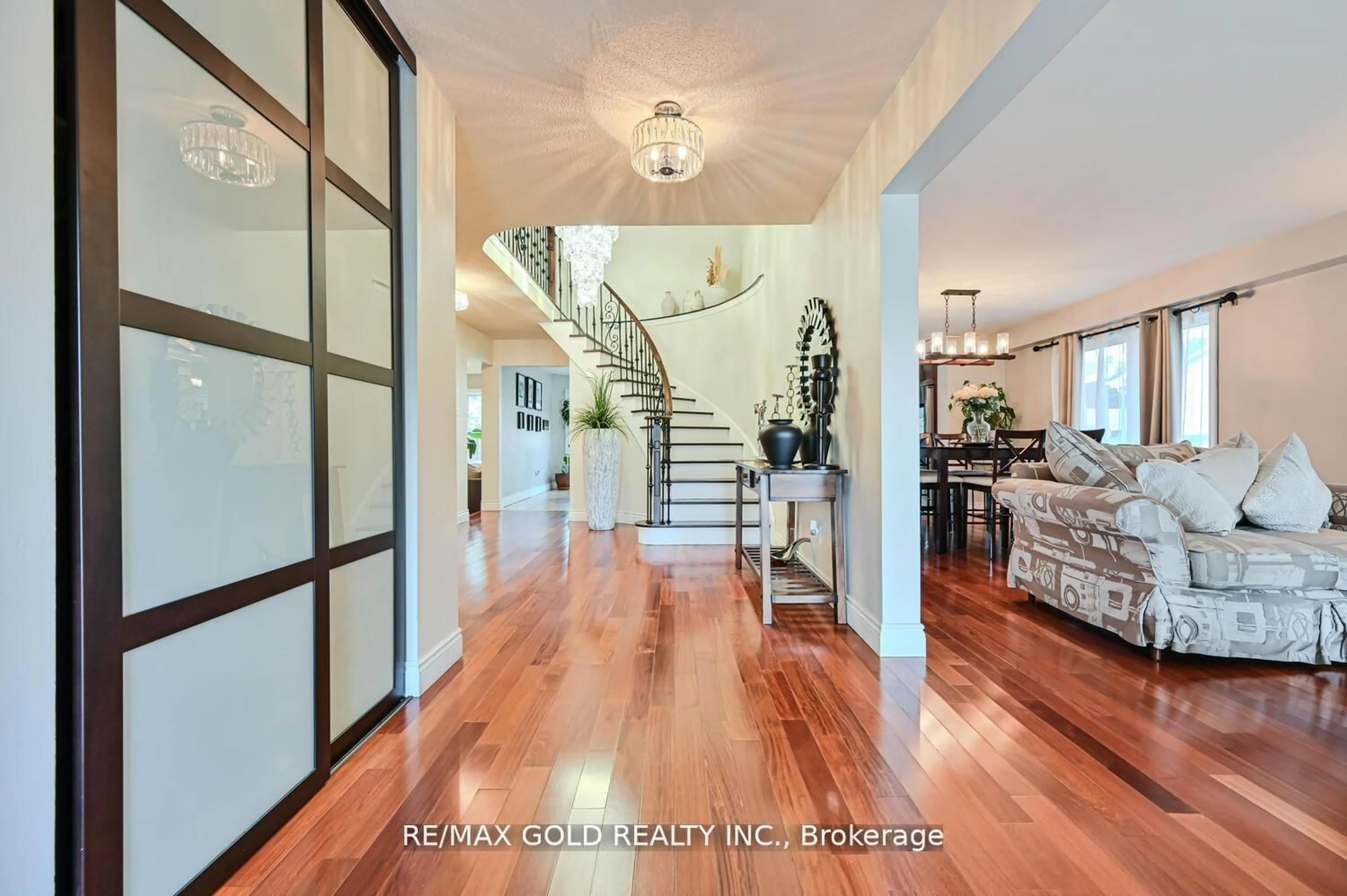 Indoor entryway for 22 Strangway Crt, Brampton Ontario L6Z 4L4