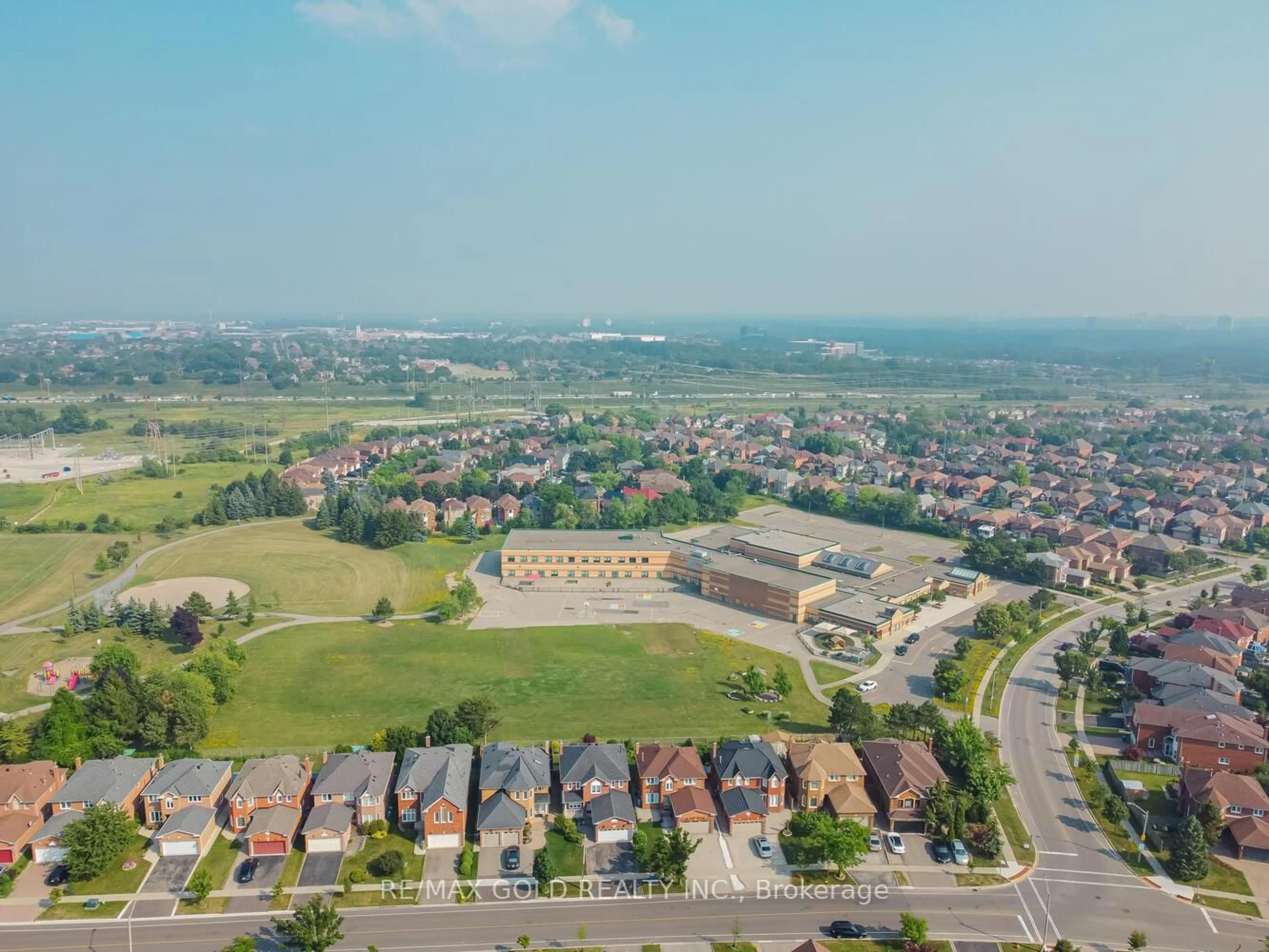 A pic from outside/outdoor area/front of a property/back of a property/a pic from drone, unknown for 4554 Willow Creek Dr, Mississauga Ontario L5V 1G7
