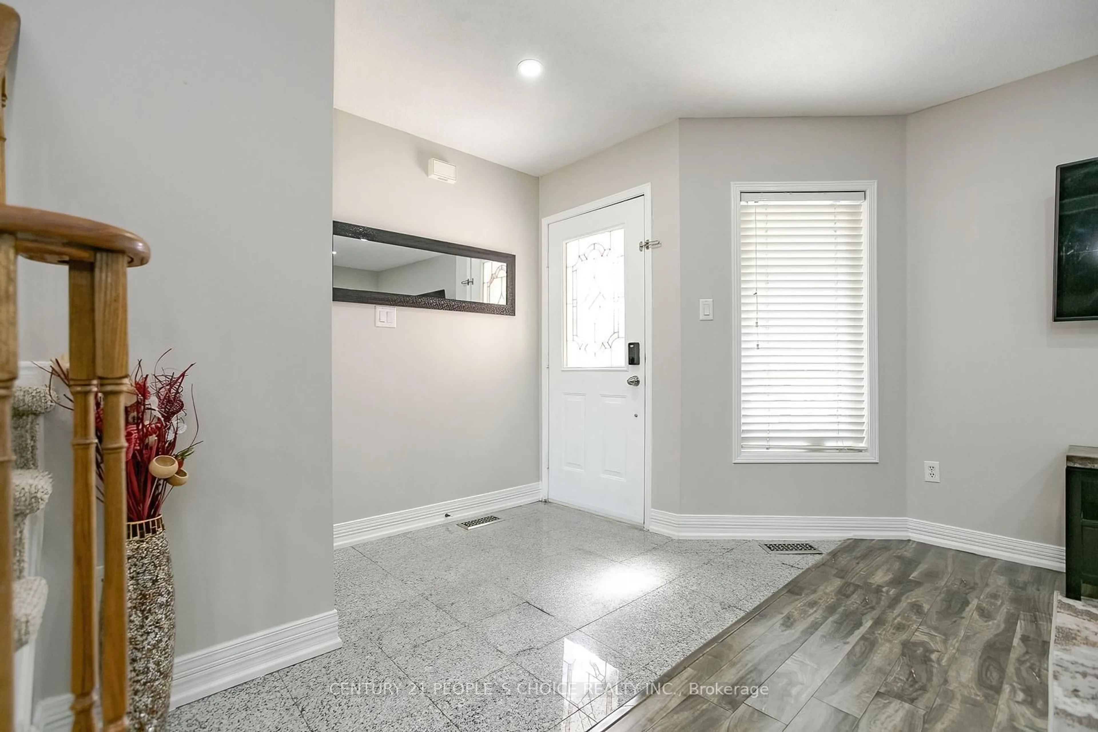 Indoor entryway for 27 Caruso Dr, Brampton Ontario L6Y 5B1