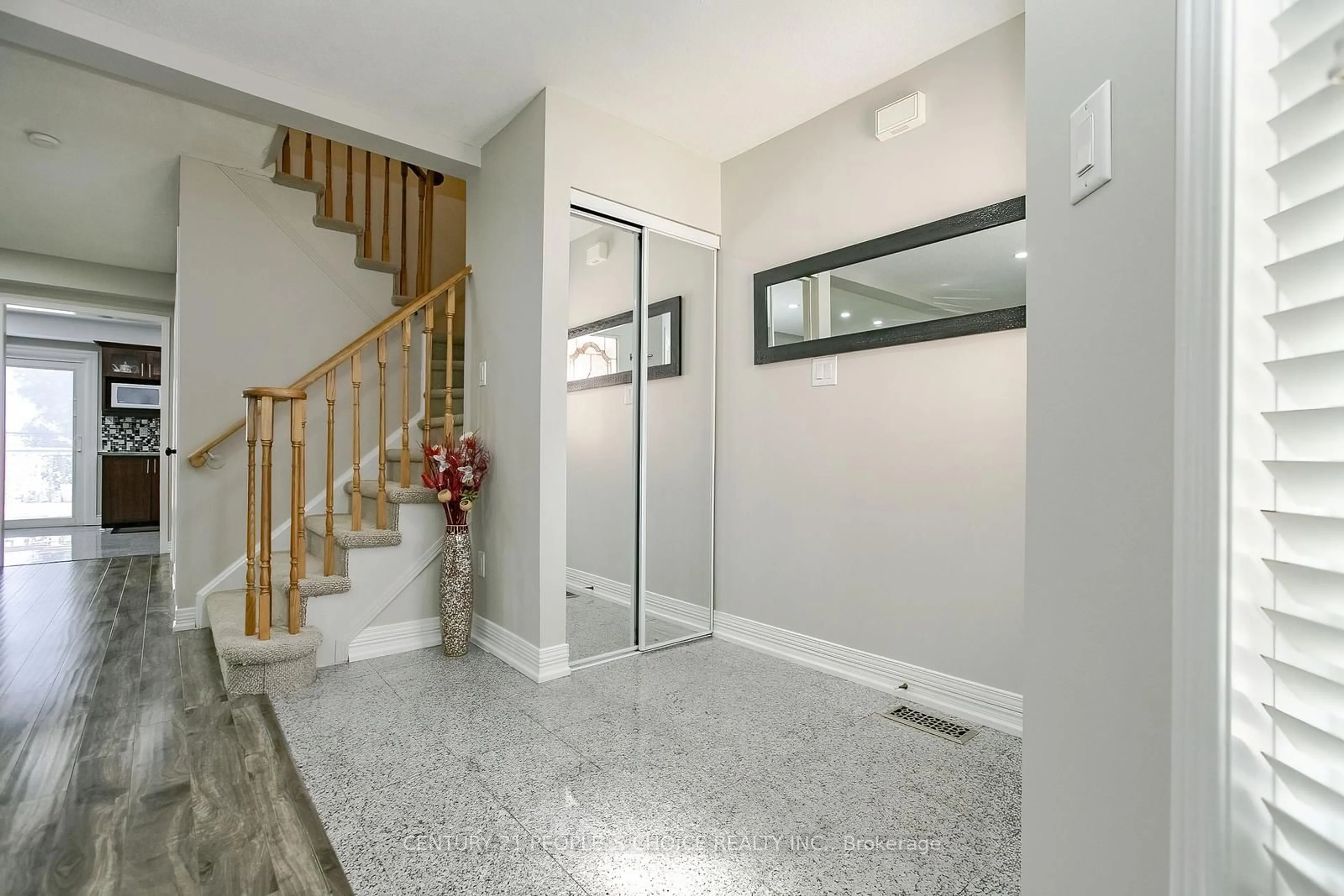 Indoor foyer for 27 Caruso Dr, Brampton Ontario L6Y 5B1