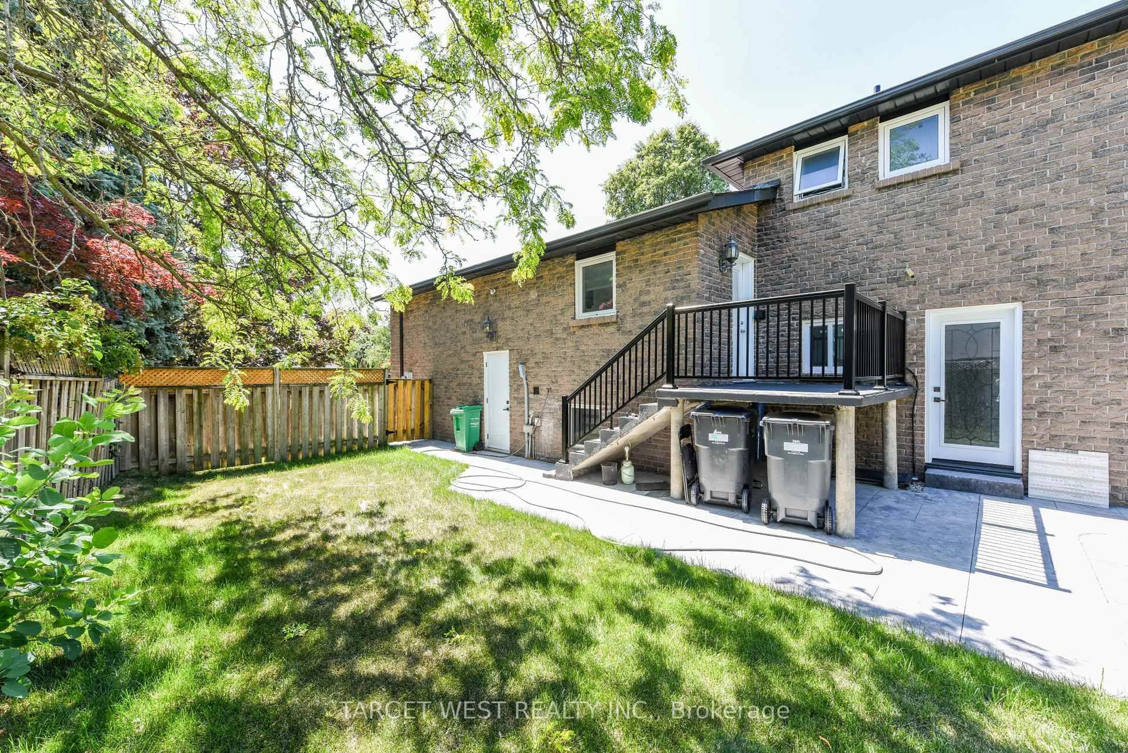 Patio, street for 1263 Crestdale Rd, Mississauga Ontario L5H 1X8
