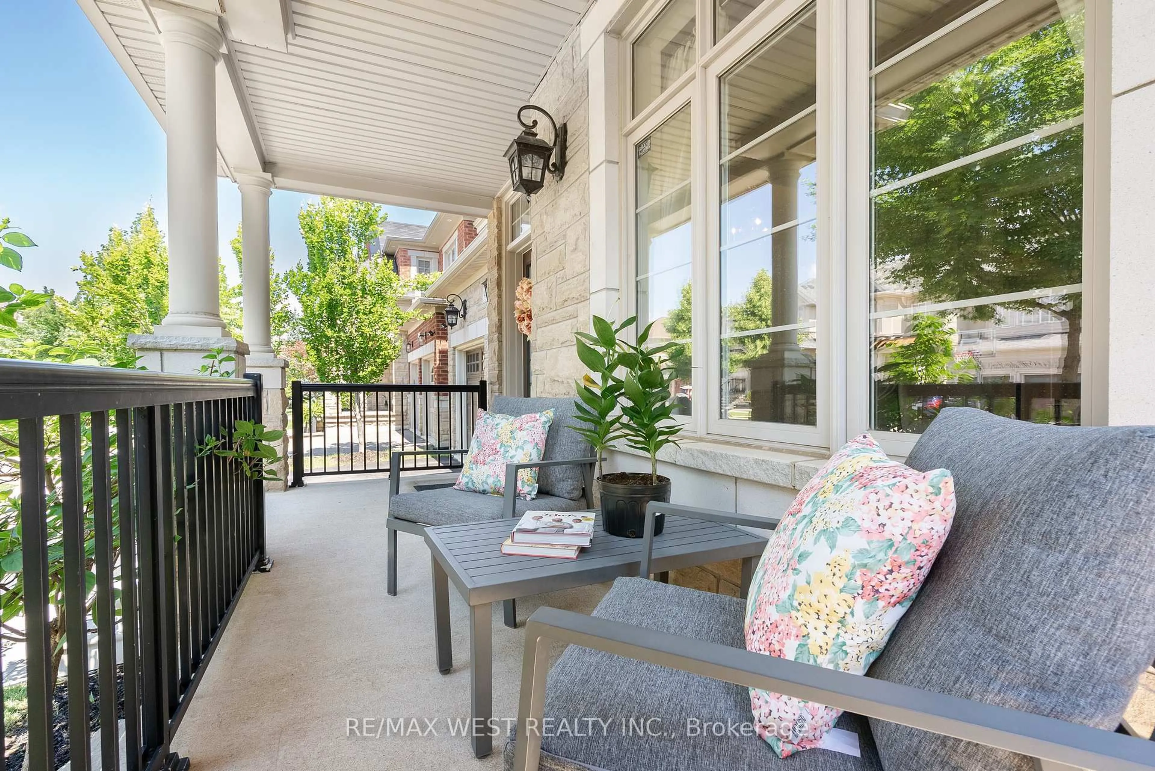 Patio, street for 418 Hidden Trail Circ, Oakville Ontario L6M 0N4