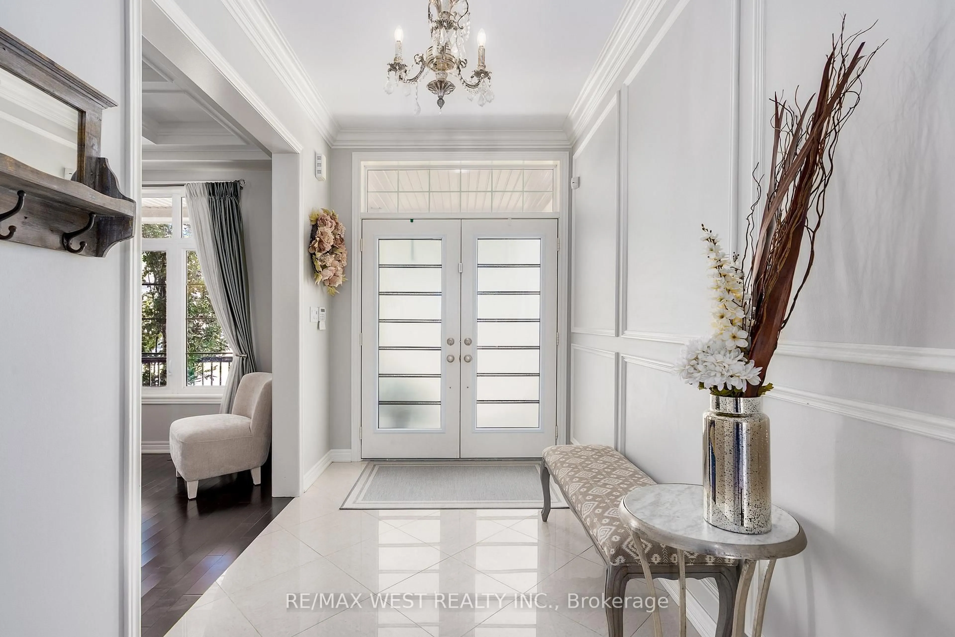 Indoor entryway for 418 Hidden Trail Circ, Oakville Ontario L6M 0N4
