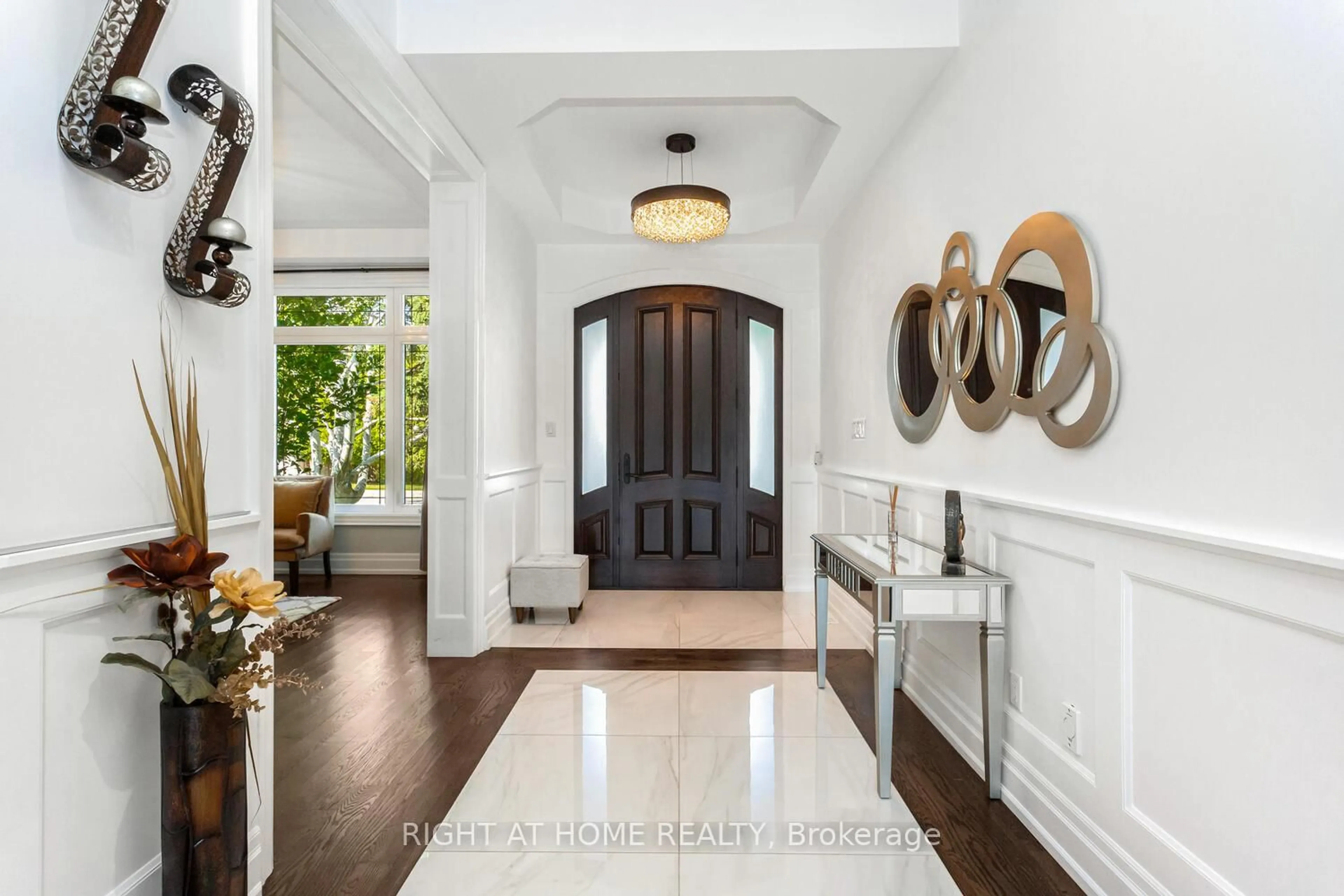 Indoor entryway for 1220 Meredith Ave, Mississauga Ontario L5E 2E3