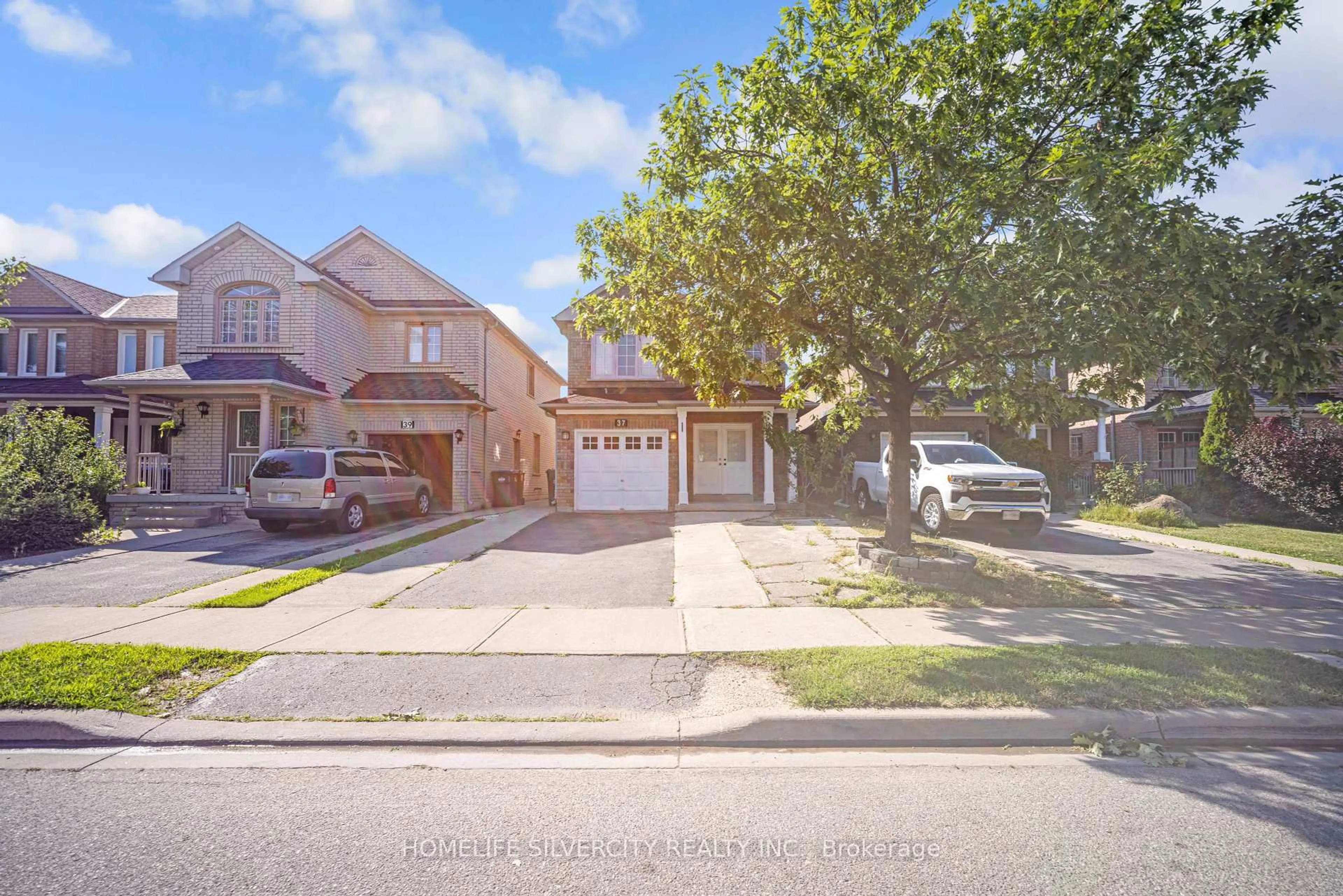 A pic from outside/outdoor area/front of a property/back of a property/a pic from drone, street for 37 Loons Call Cres, Brampton Ontario L6R 2G5