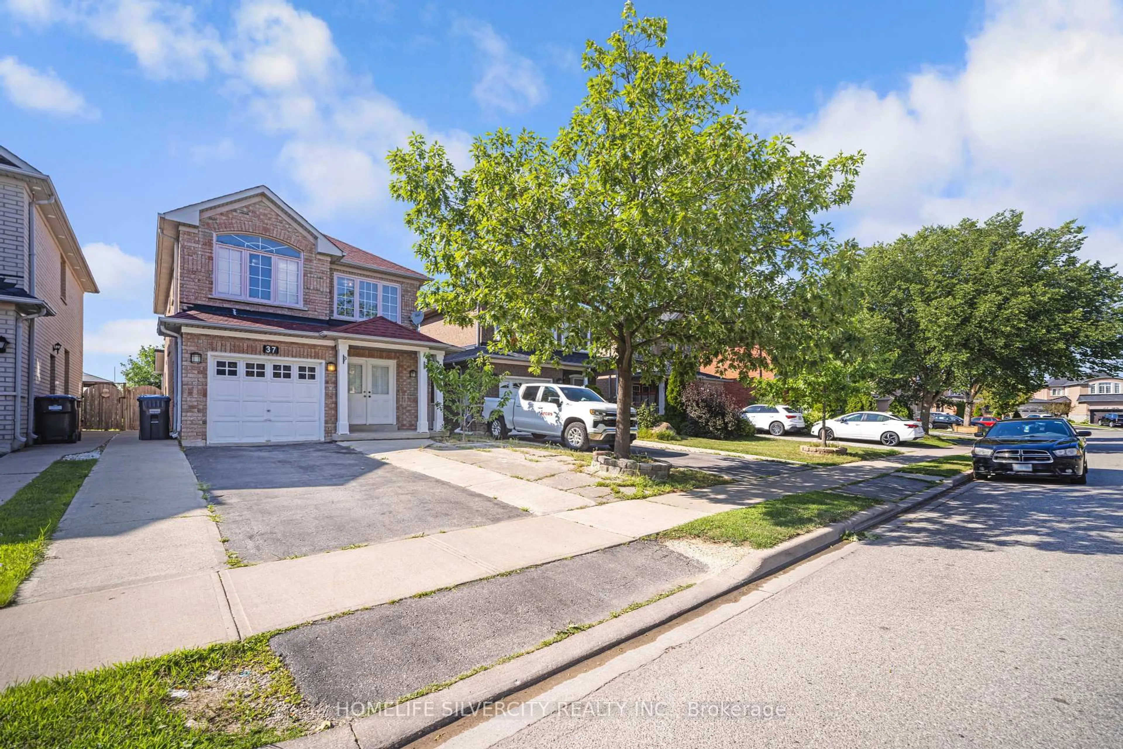 A pic from outside/outdoor area/front of a property/back of a property/a pic from drone, street for 37 Loons Call Cres, Brampton Ontario L6R 2G5