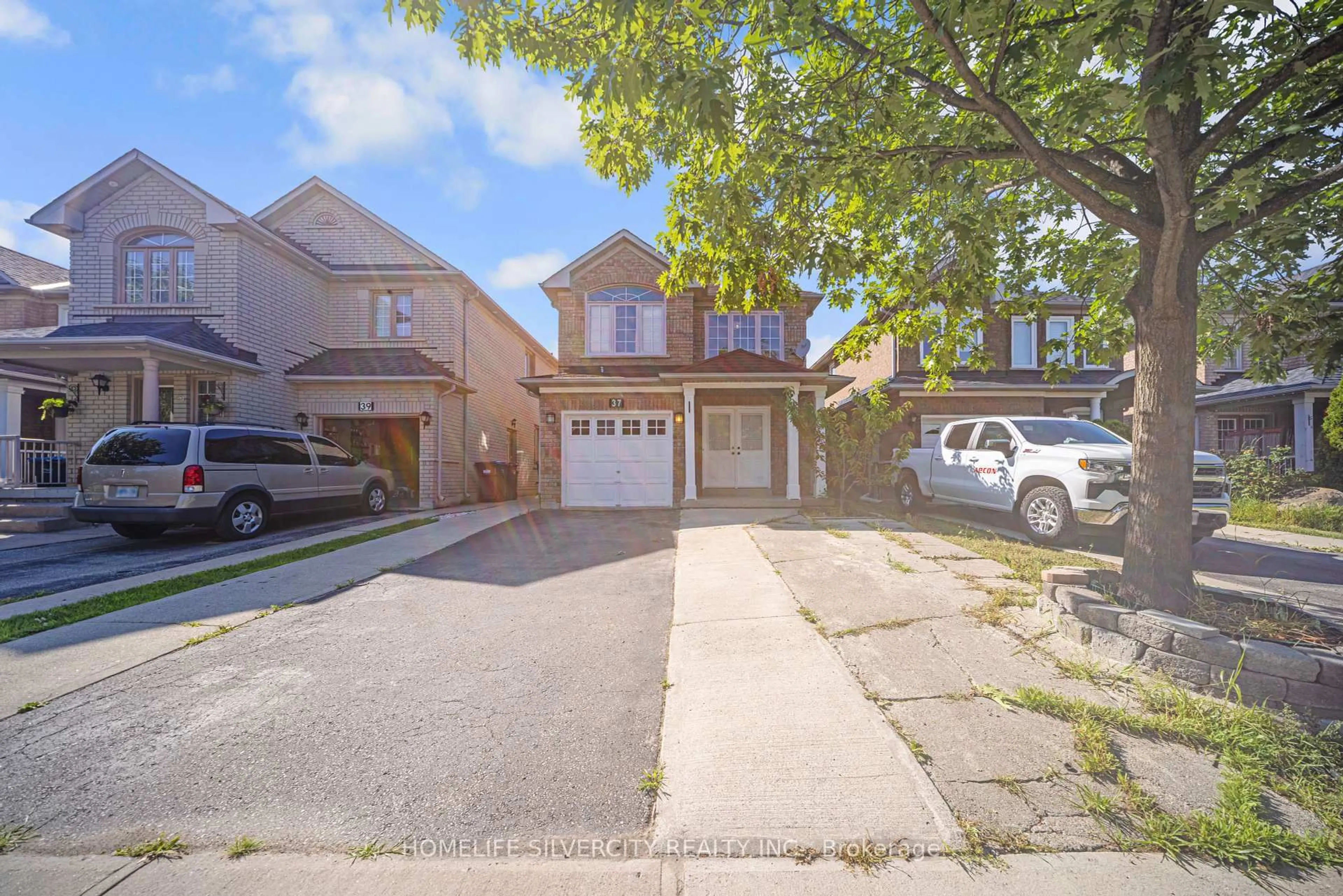 A pic from outside/outdoor area/front of a property/back of a property/a pic from drone, street for 37 Loons Call Cres, Brampton Ontario L6R 2G5