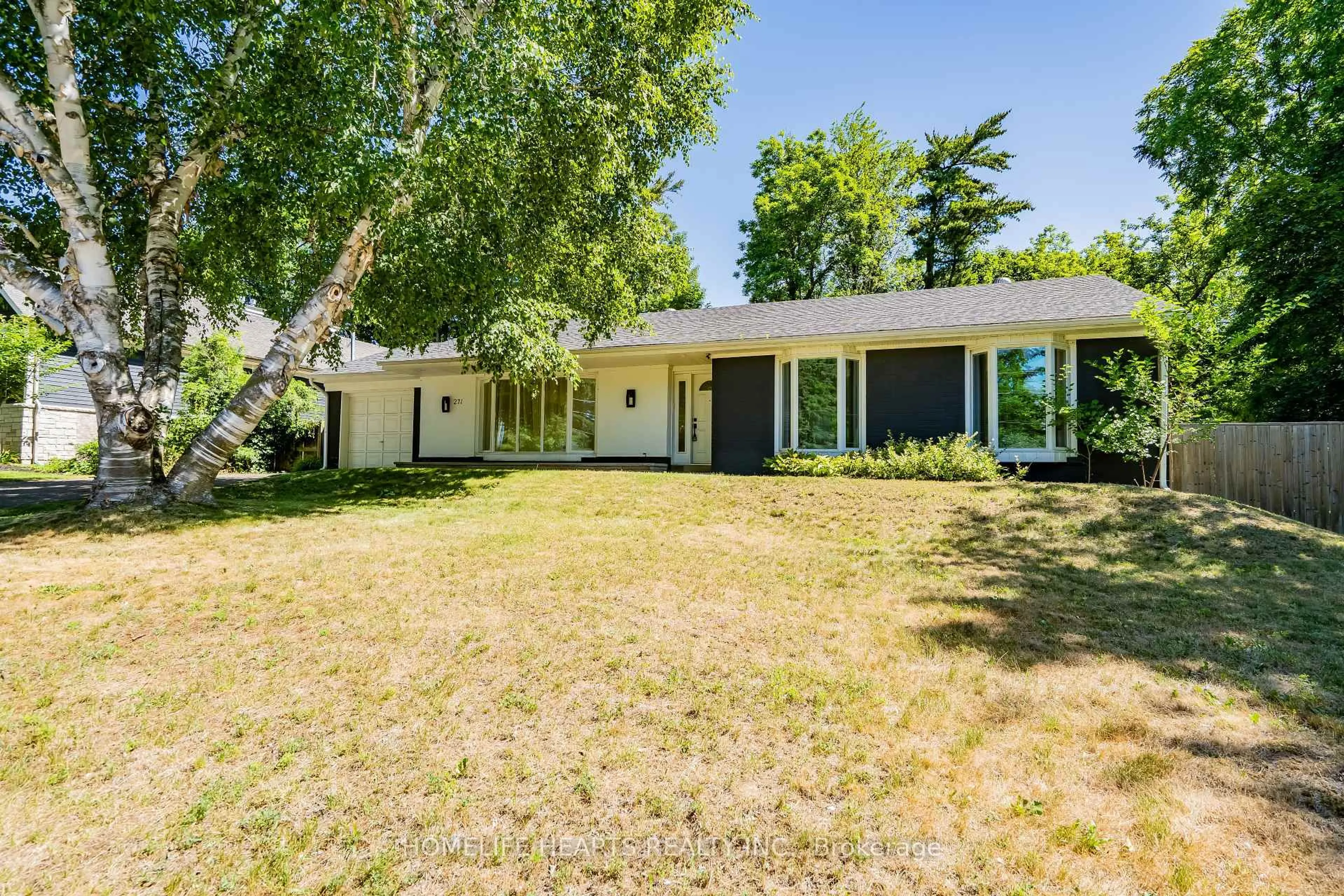 A pic from outside/outdoor area/front of a property/back of a property/a pic from drone, street for 271 Wedgewood Dr, Oakville Ontario L6J 4R6
