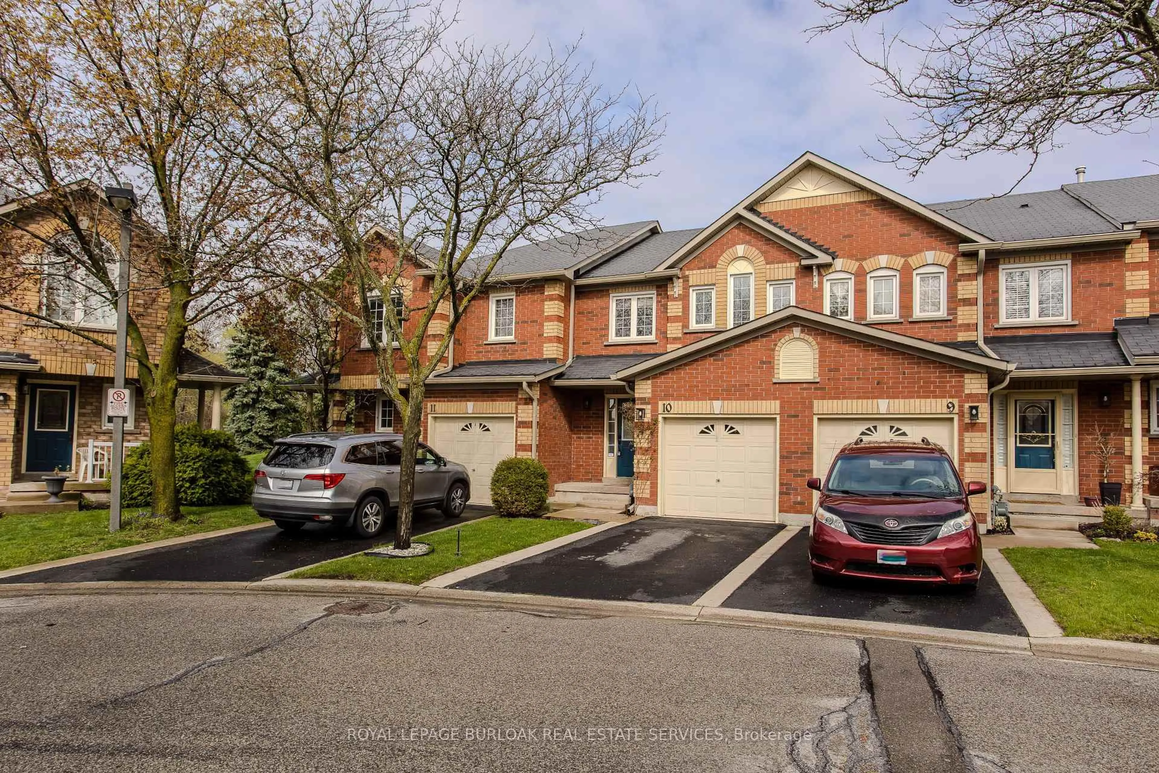 A pic from outside/outdoor area/front of a property/back of a property/a pic from drone, street for 2022 Atkinson Dr #10, Burlington Ontario L7M 4H6