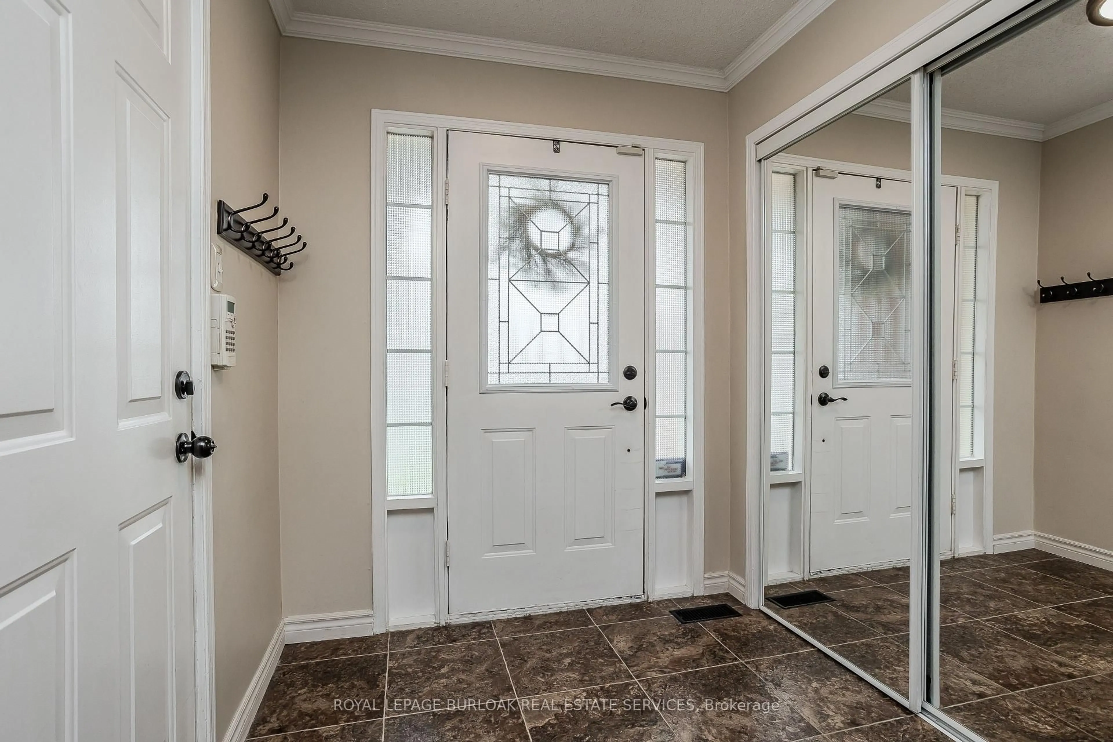 Indoor entryway for 2022 Atkinson Dr #10, Burlington Ontario L7M 4H6