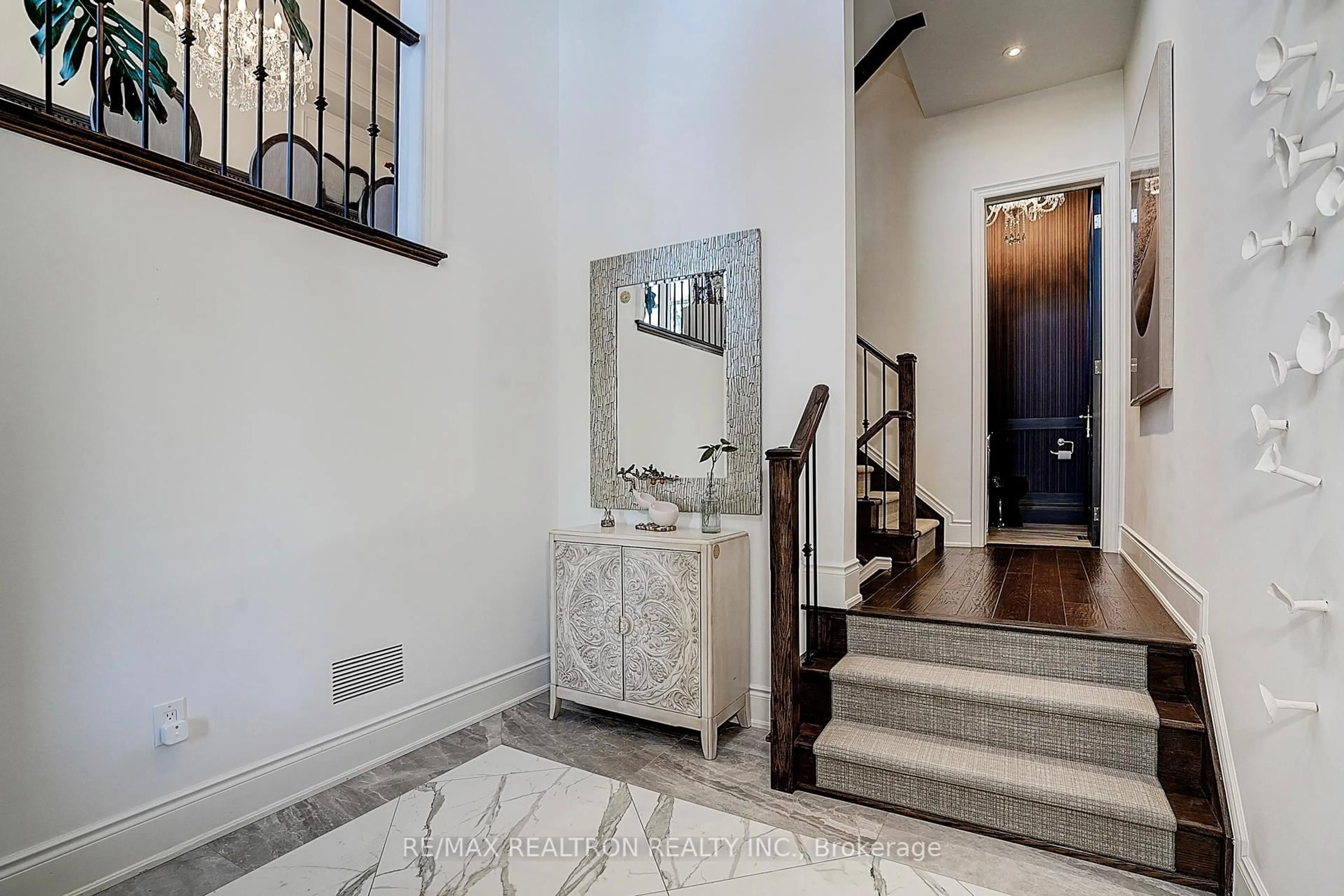 Indoor entryway for 166 Dorval Dr, Oakville Ontario L6K 0G9