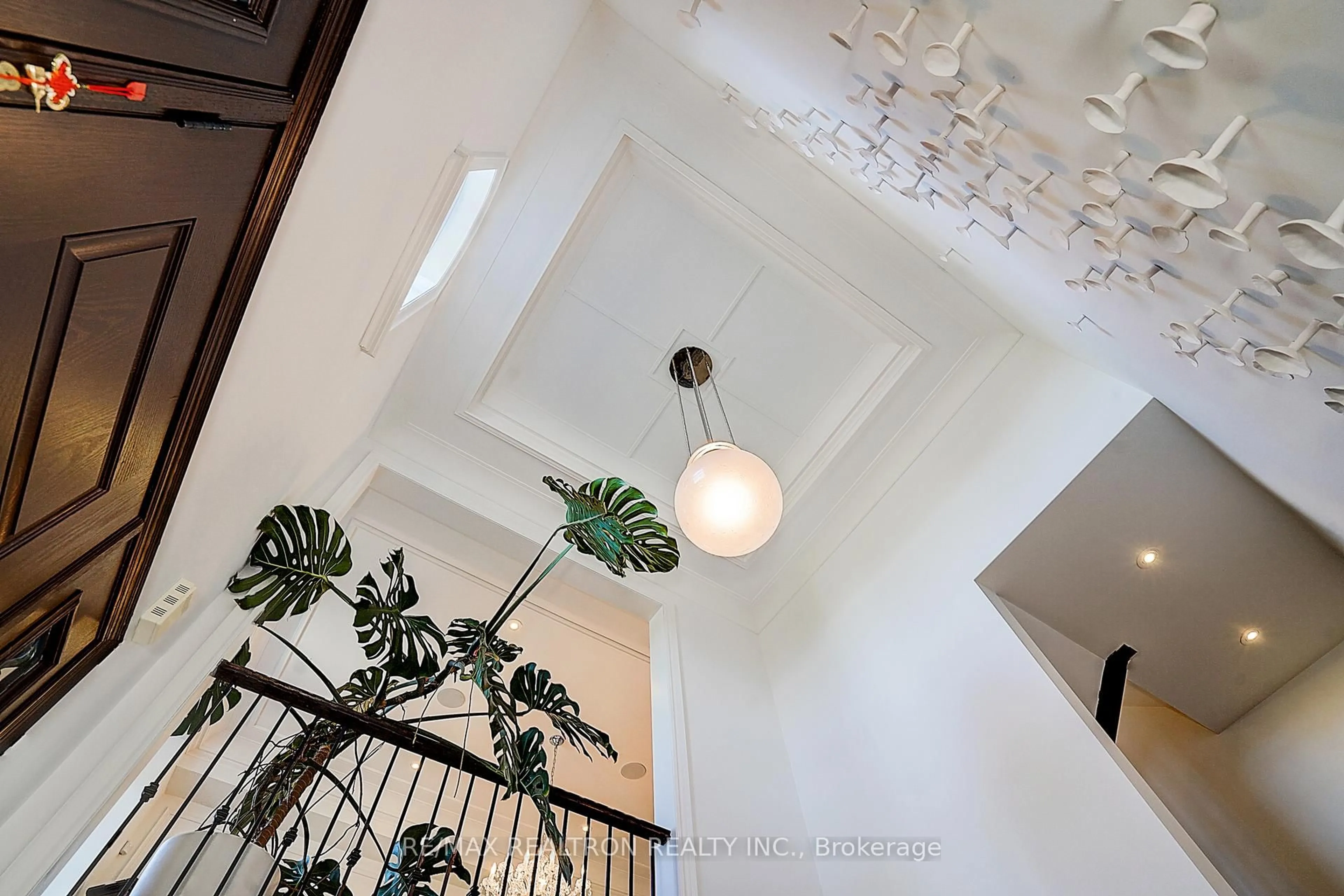 Indoor foyer for 166 Dorval Dr, Oakville Ontario L6K 0G9