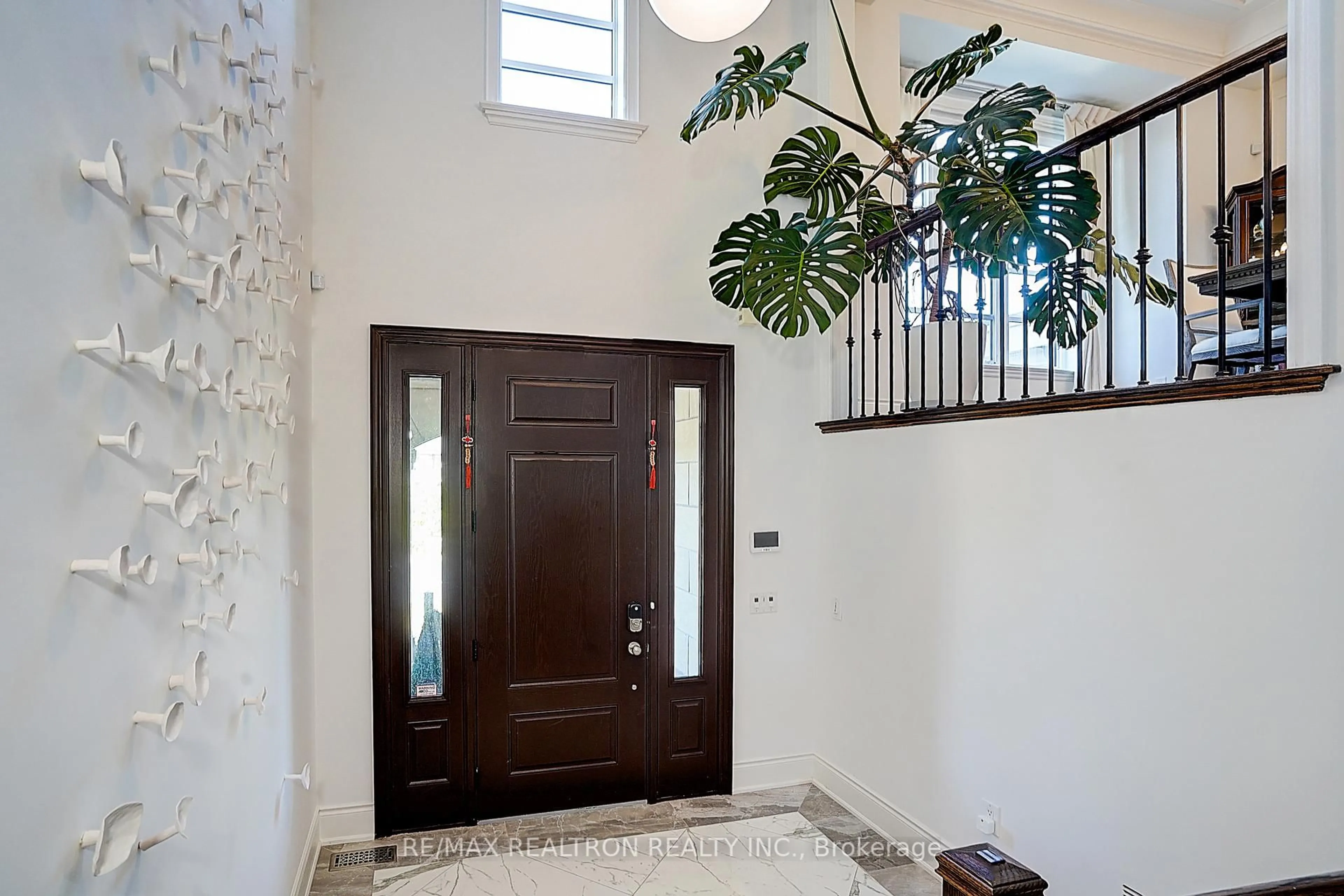 Indoor entryway for 166 Dorval Dr, Oakville Ontario L6K 0G9