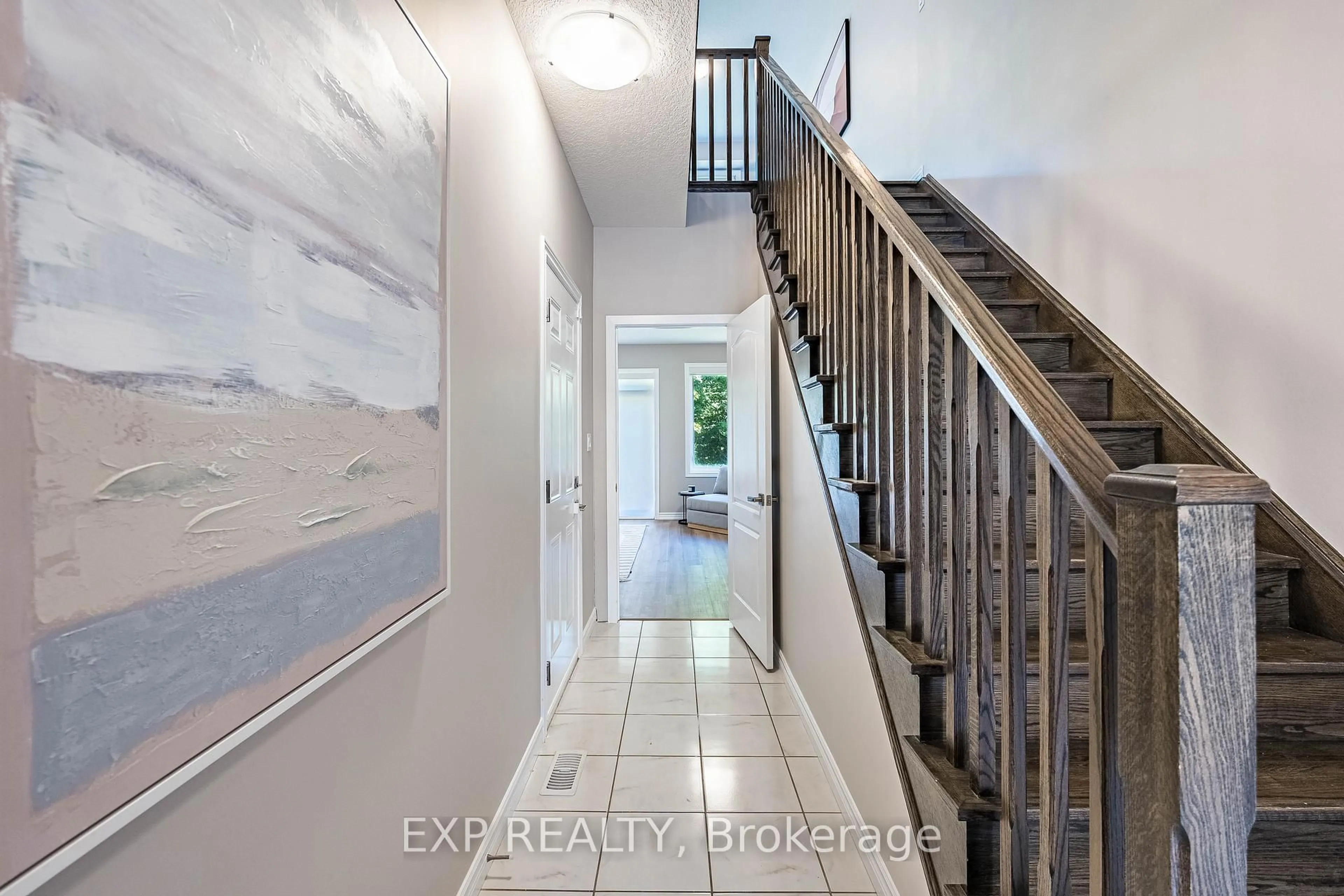 Indoor entryway for 445 Ontario St #14, Milton Ontario L9T 9K2