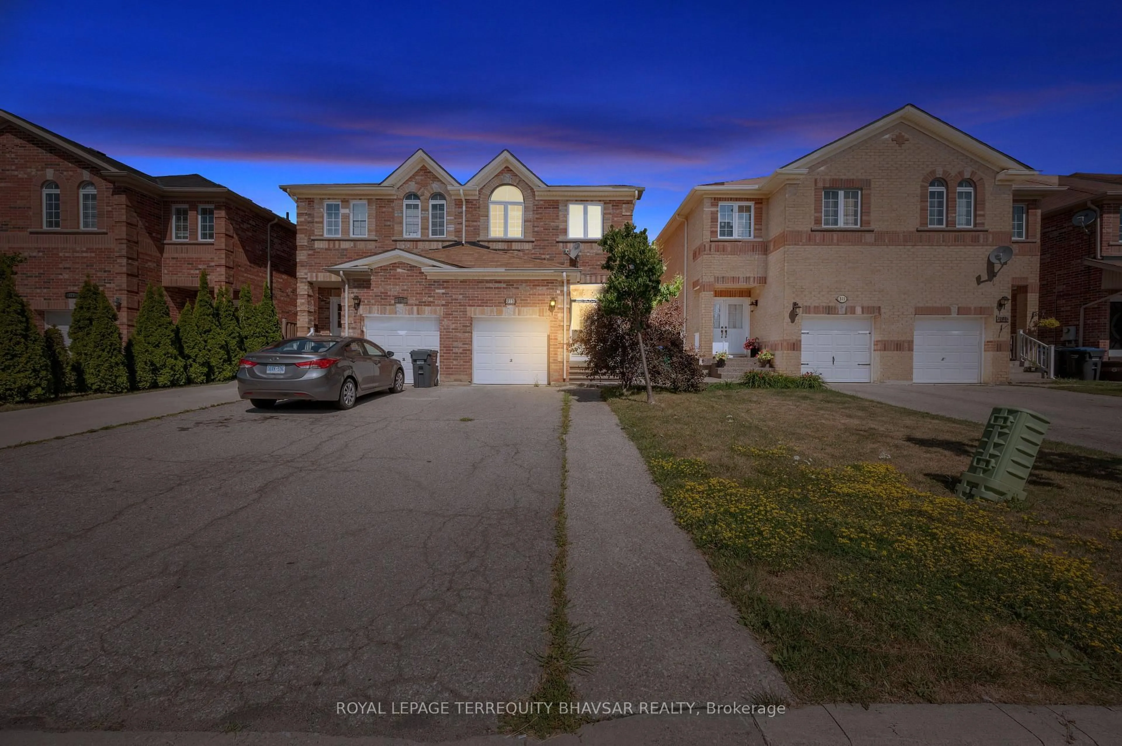 A pic from outside/outdoor area/front of a property/back of a property/a pic from drone, street for 315 Comiskey Cres, Mississauga Ontario L5W 0C5