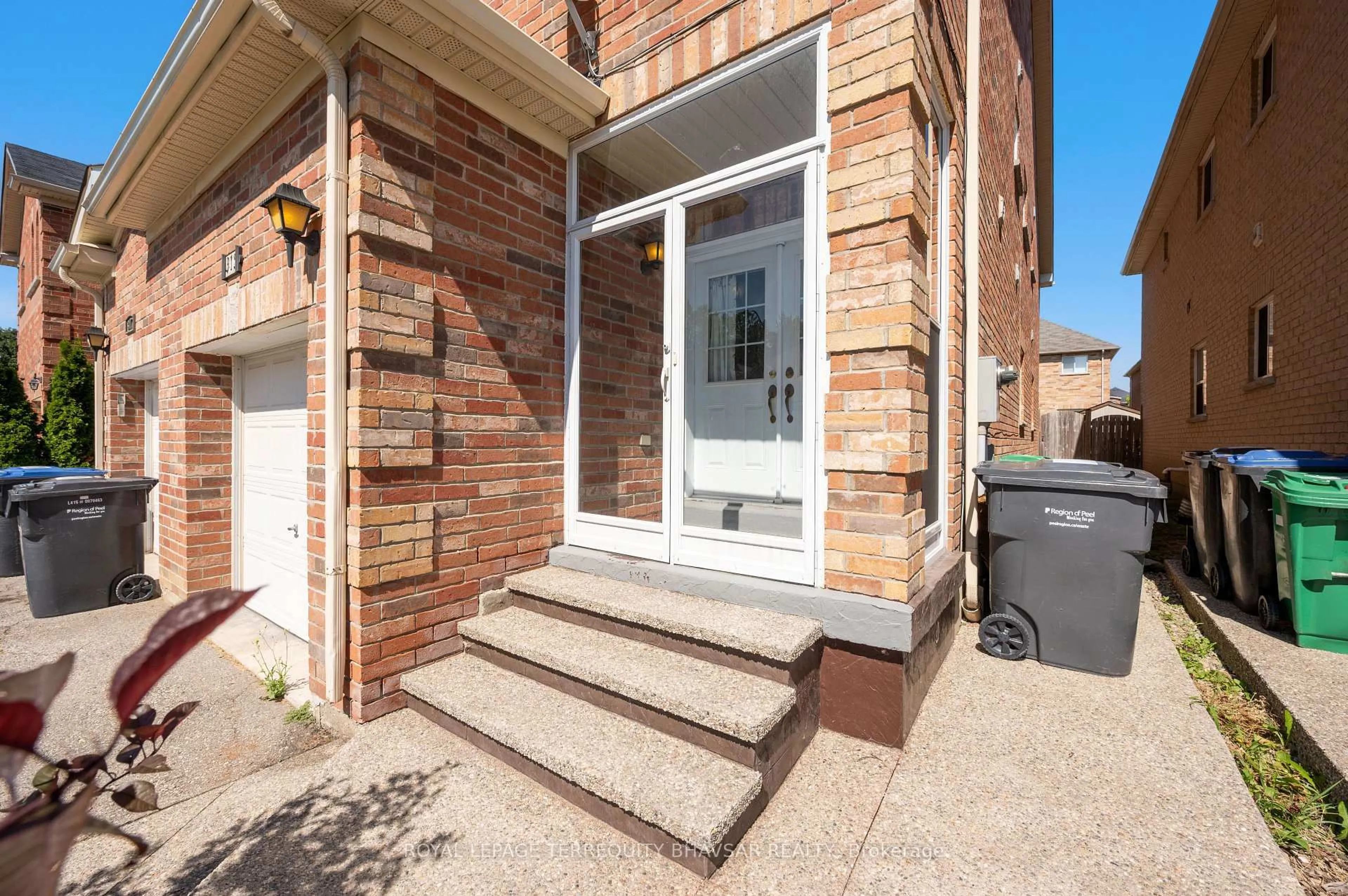 Unknown for 315 Comiskey Cres, Mississauga Ontario L5W 0C5