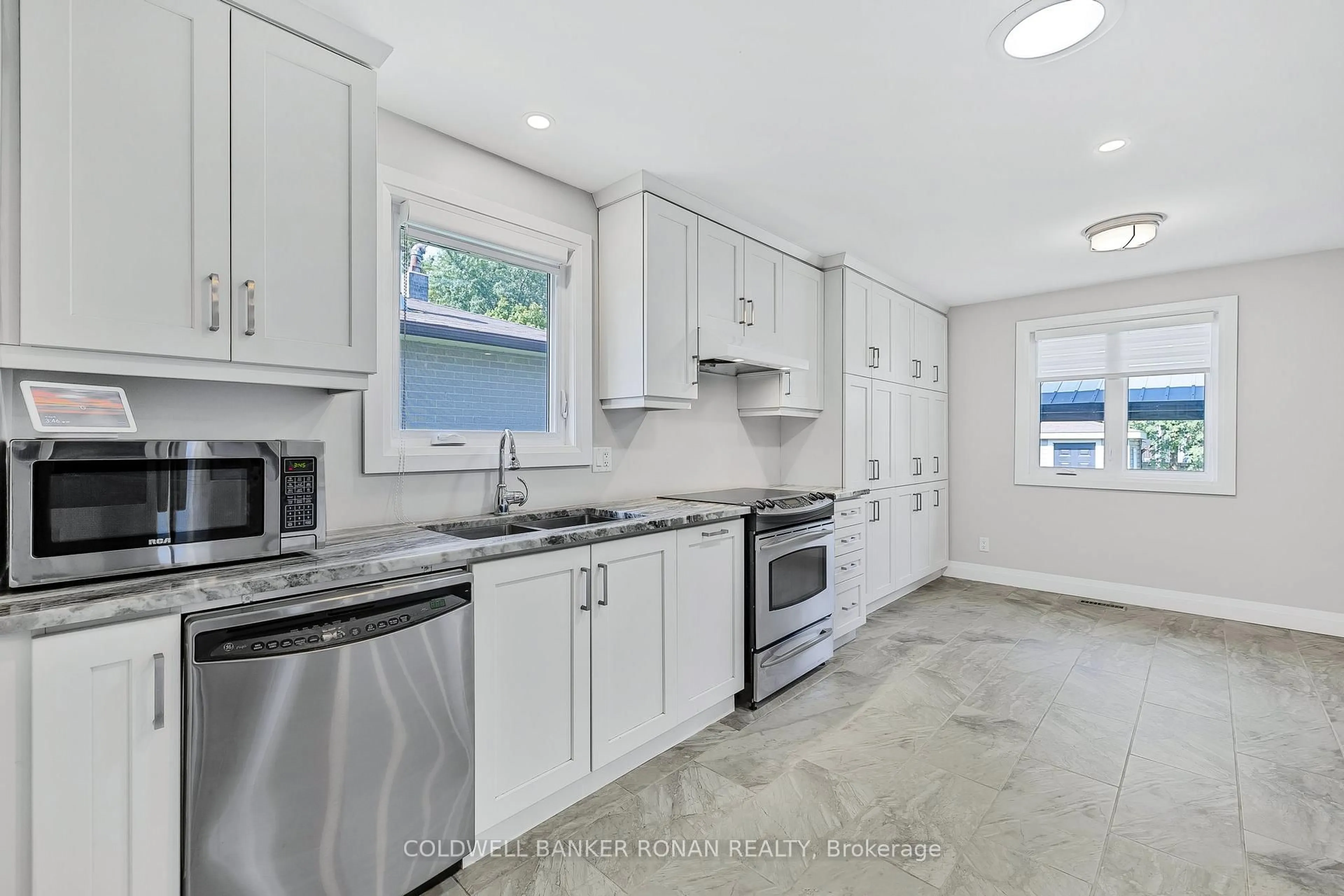 Open concept kitchen, ceramic/tile floor for 170 Burbank Cres, Orangeville Ontario L9W 3H8