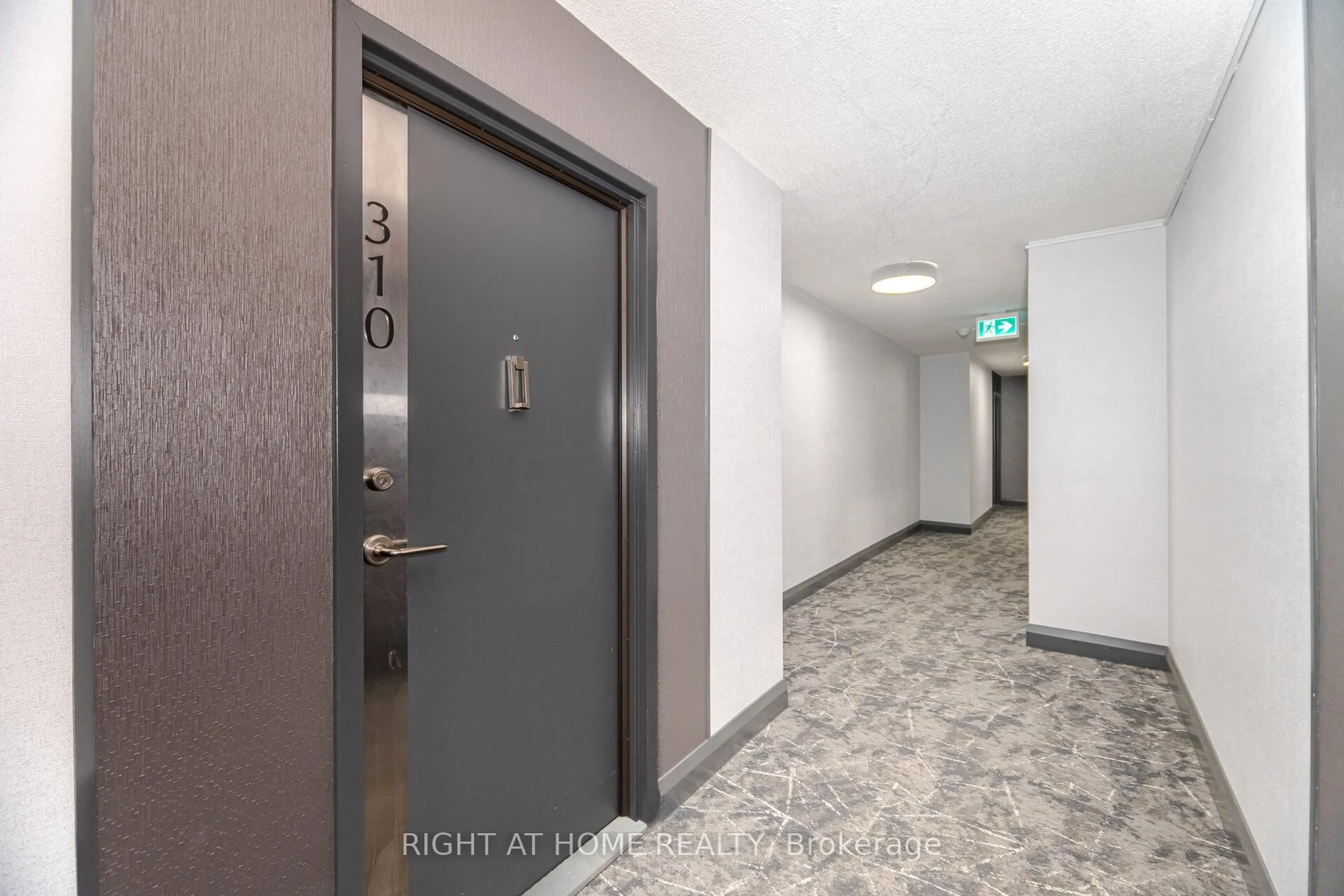 Indoor foyer for 1580 Mississauga Valley Blvd #310, Mississauga Ontario L5A 3T8
