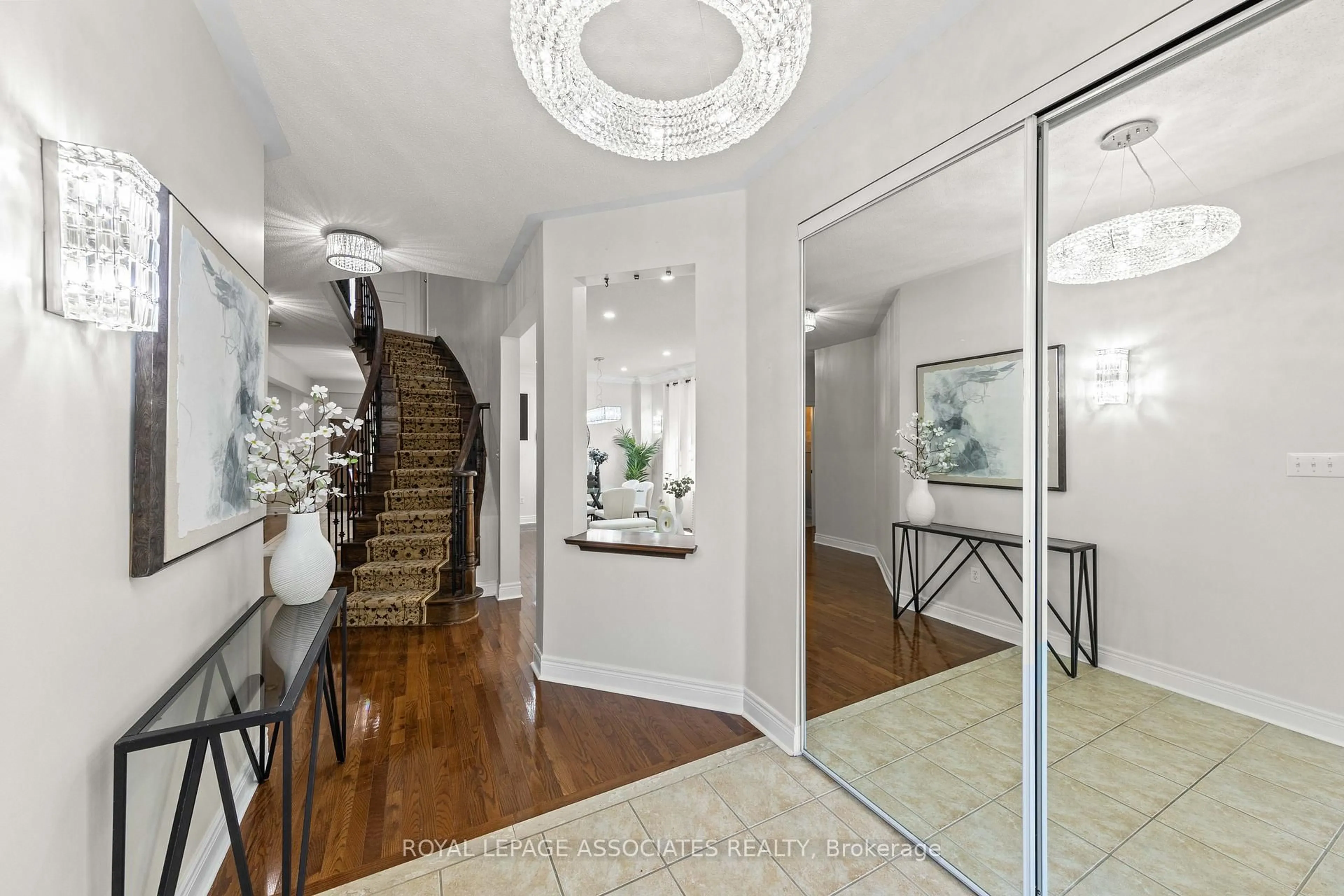 Indoor entryway for 13 Laurentide Cres, Brampton Ontario L6P 1Y4