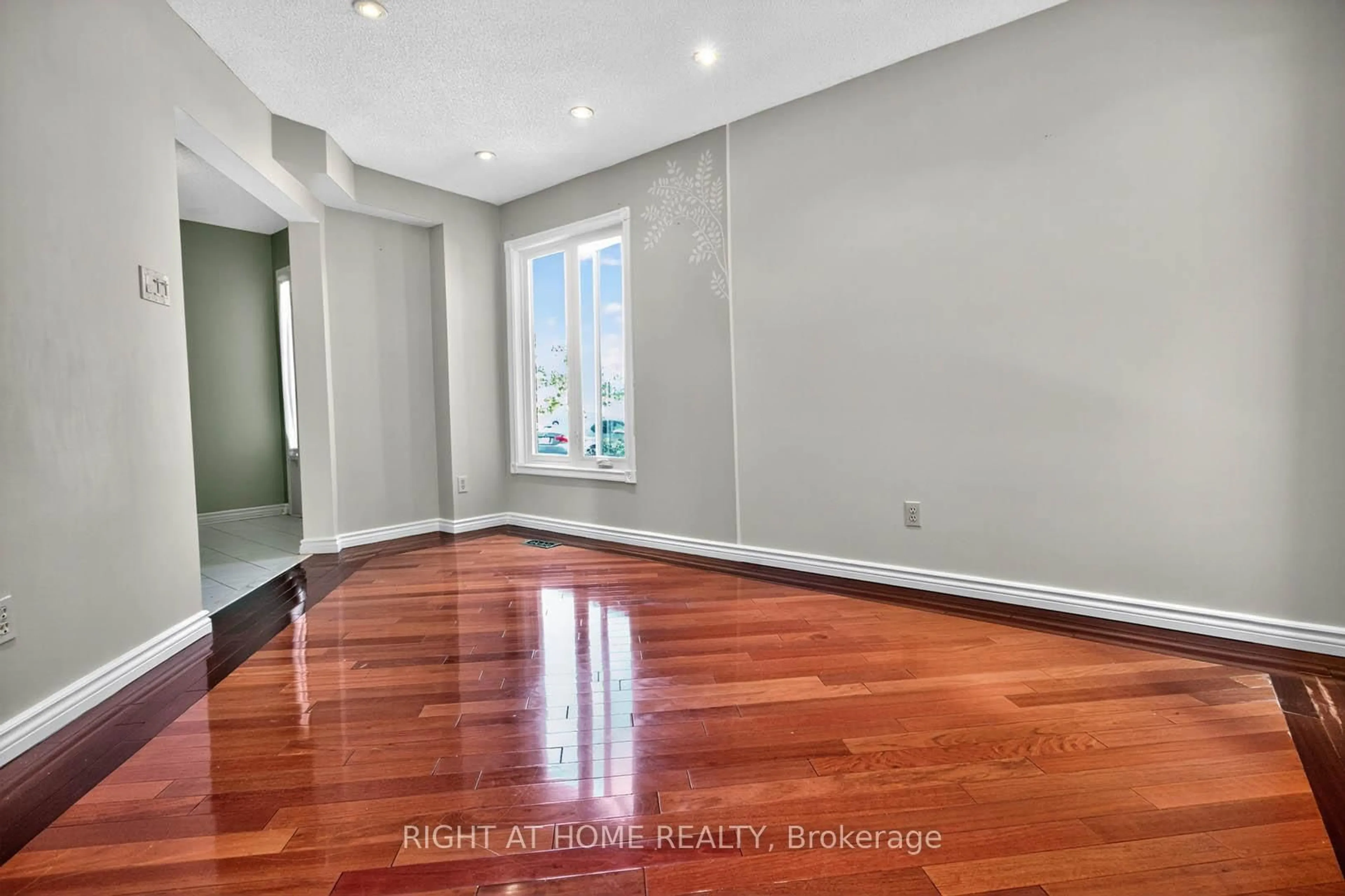 A pic of a room for 6358 Longspur Rd, Mississauga Ontario L5N 6H1