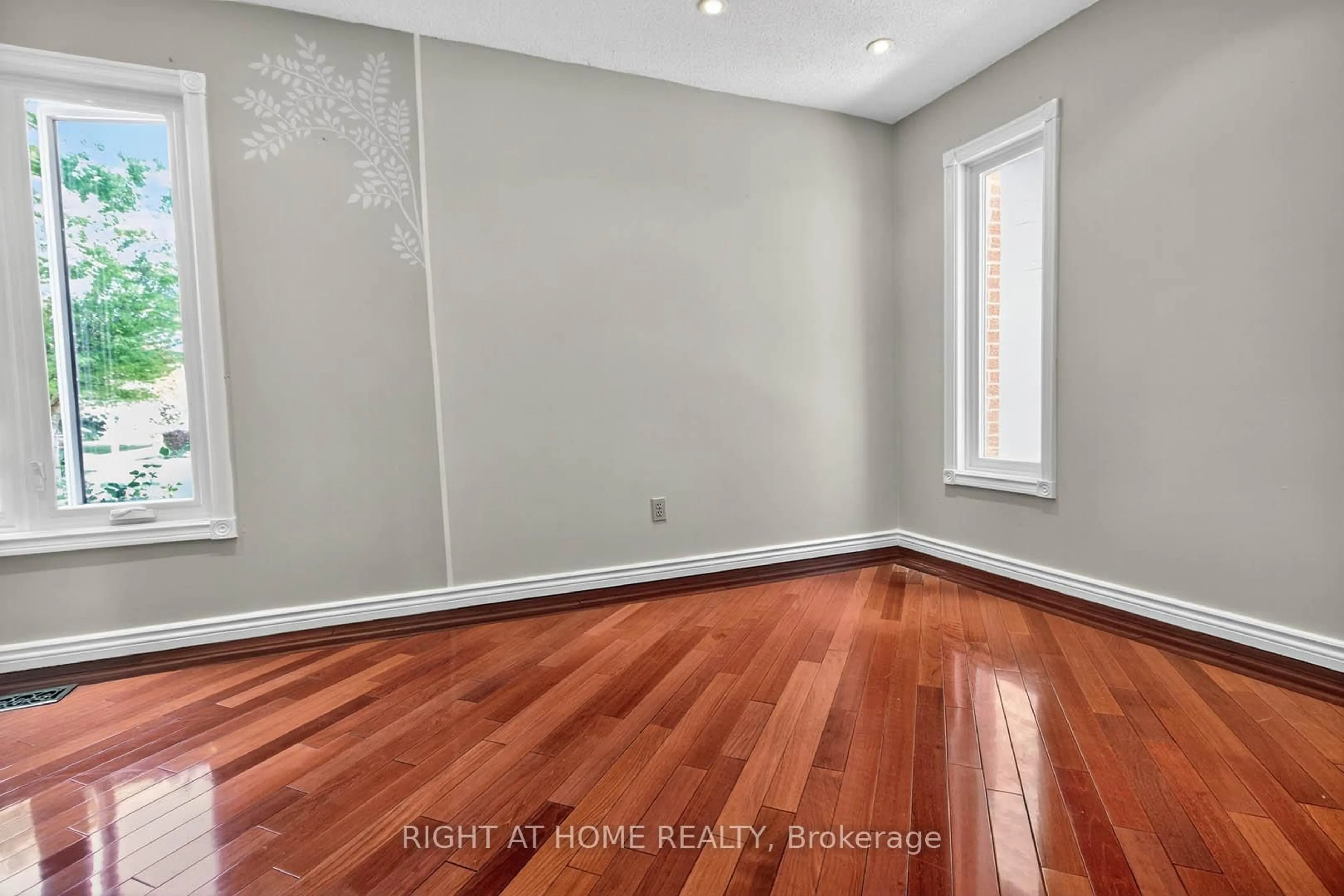 A pic of a room for 6358 Longspur Rd, Mississauga Ontario L5N 6H1
