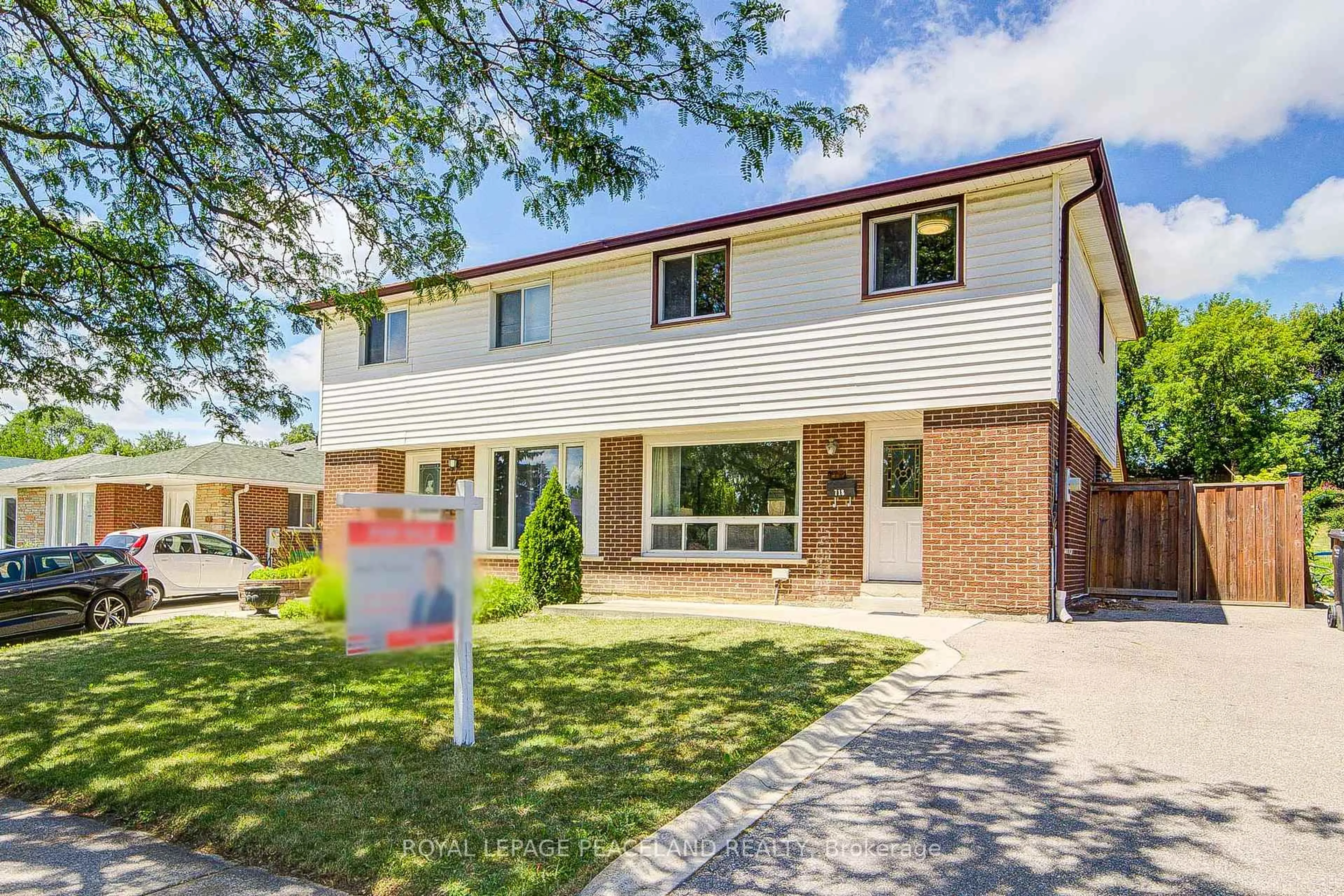 Home with brick exterior material, street for 718 Eaglemount Cres, Mississauga Ontario L5C 1N9