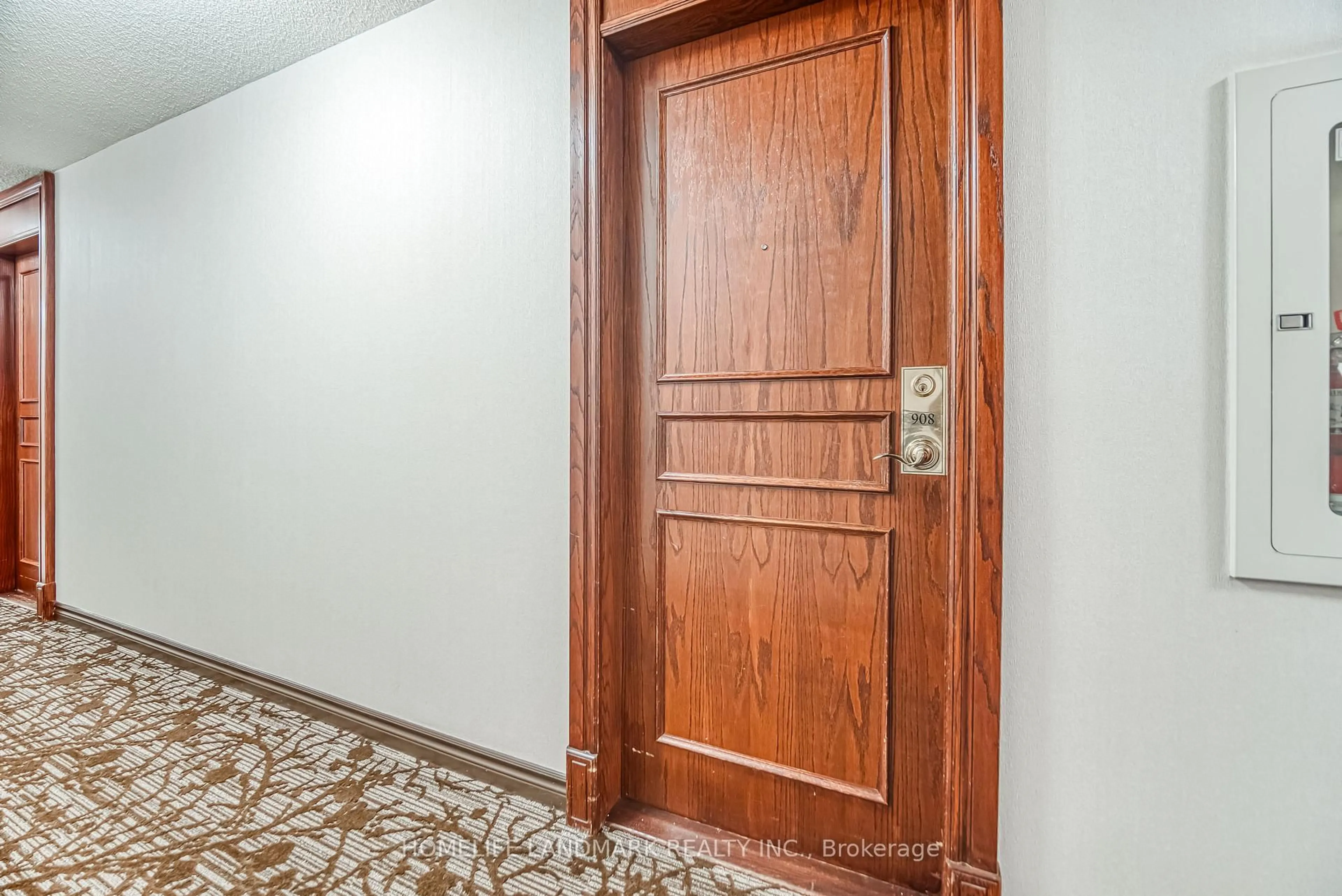 Indoor foyer for 2545 Erin Centre Blvd #908, Mississauga Ontario L5M 6Z9