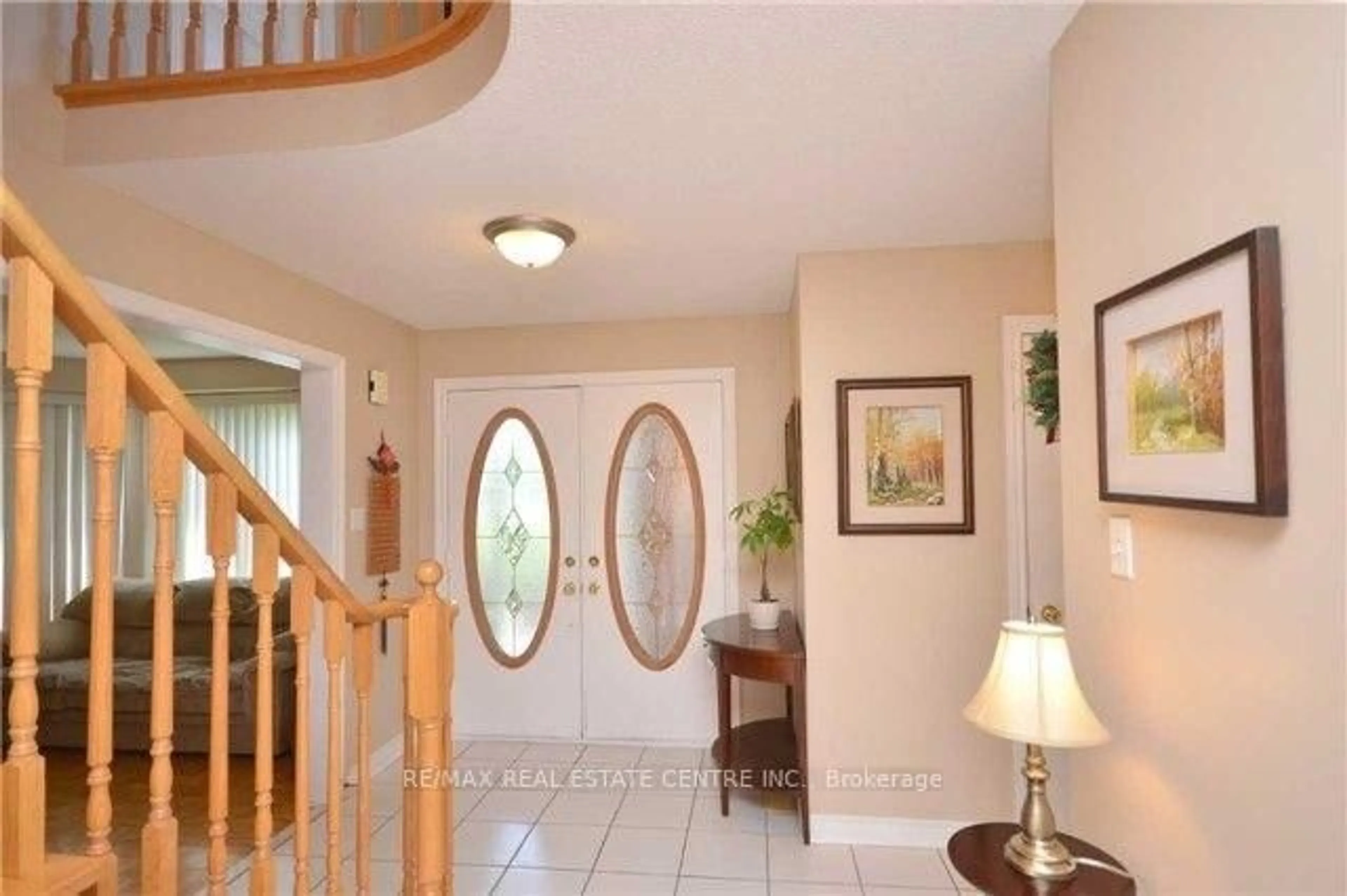 Indoor entryway for 3557 Old Orchard Park Dr, Mississauga Ontario L5B 4E3