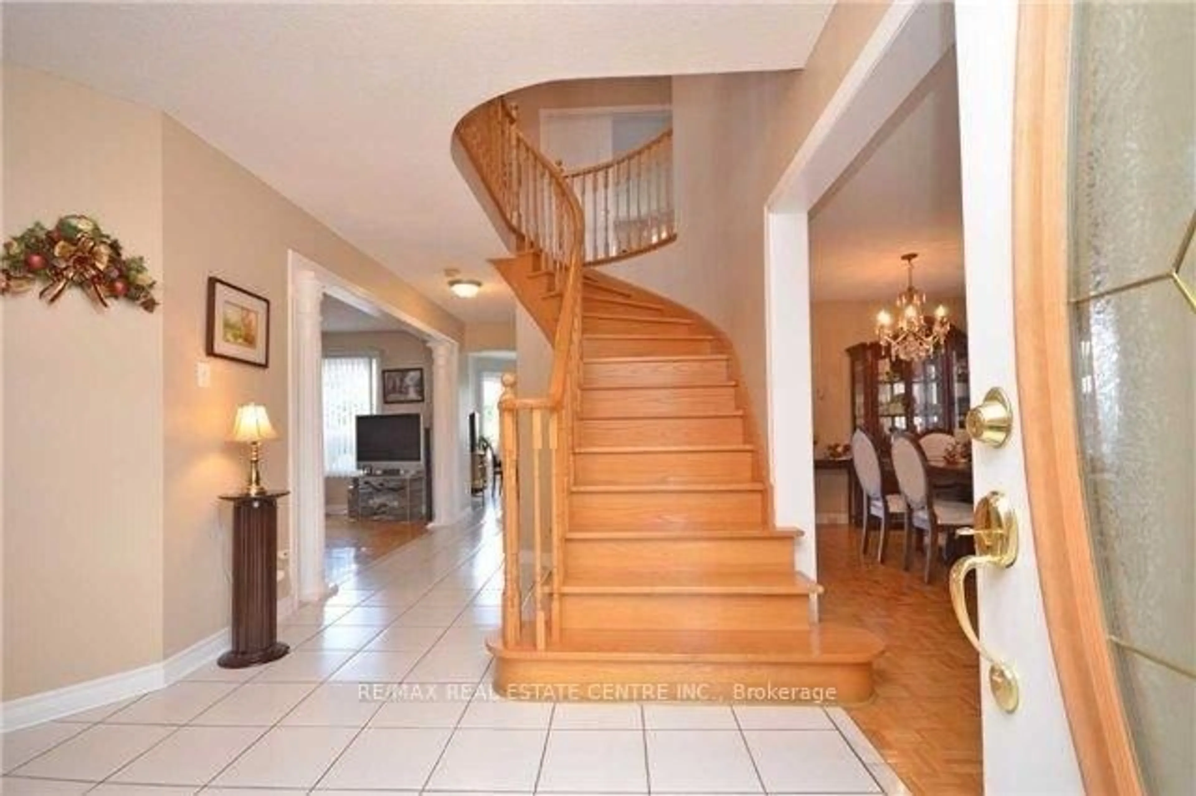 Indoor foyer for 3557 Old Orchard Park Dr, Mississauga Ontario L5B 4E3