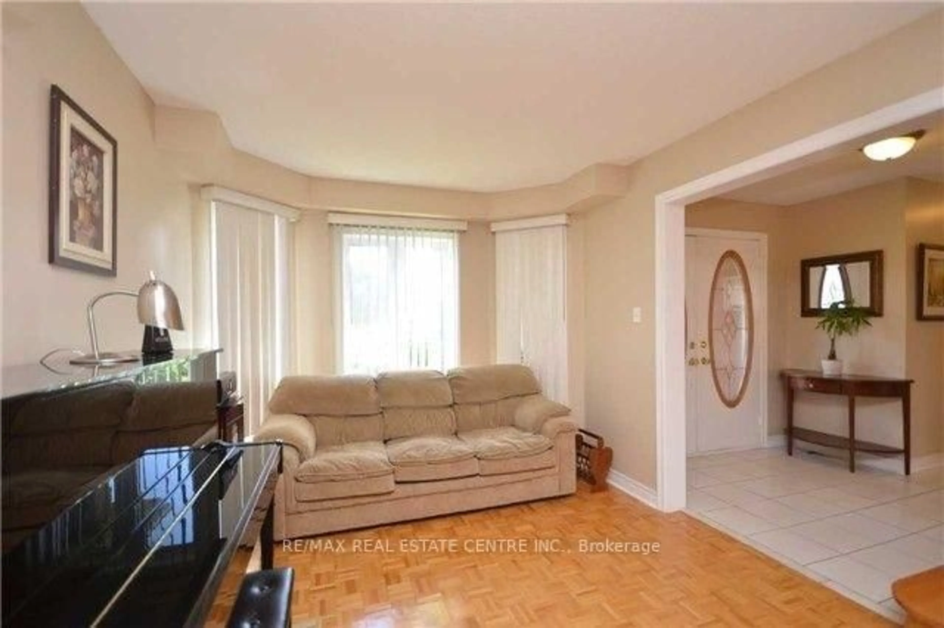 Living room with furniture, unknown for 3557 Old Orchard Park Dr, Mississauga Ontario L5B 4E3