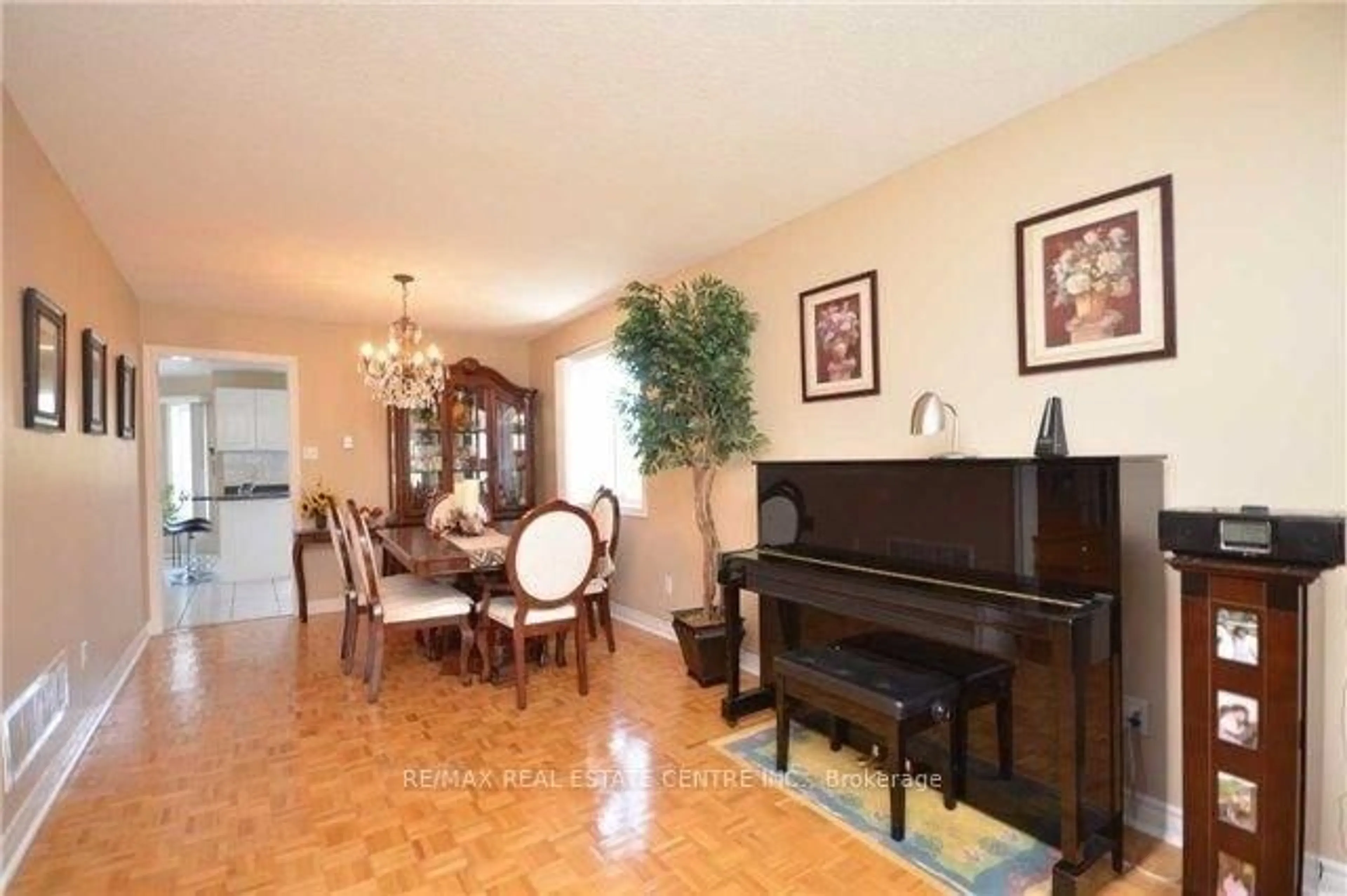 Dining room, unknown for 3557 Old Orchard Park Dr, Mississauga Ontario L5B 4E3