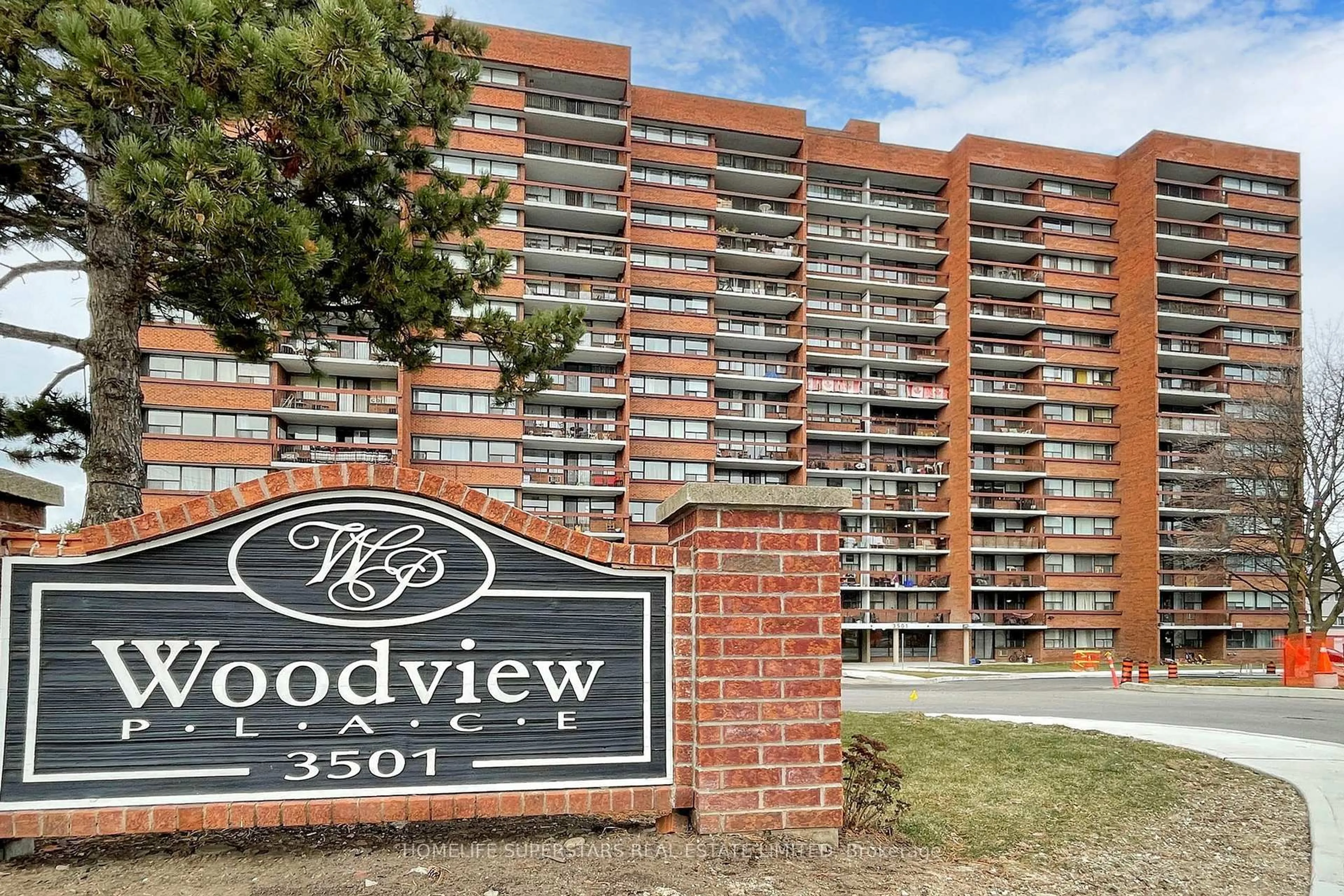 Indoor foyer for 3501 Glen Erin Dr #605, Mississauga Ontario L5L 2E9