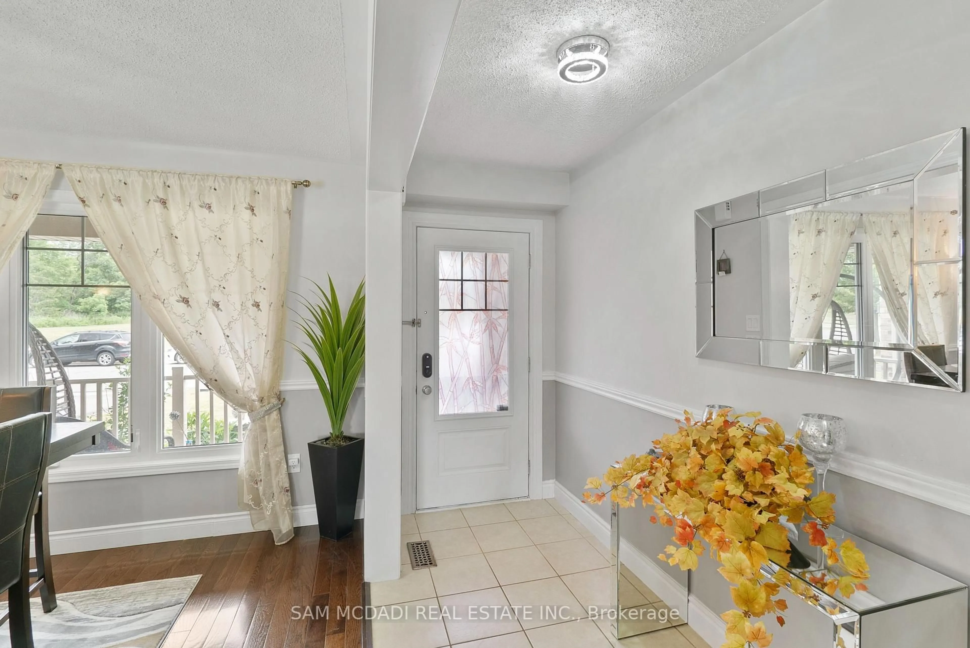 Indoor entryway for 216 Ruhl Dr, Milton Ontario L9T 8C9
