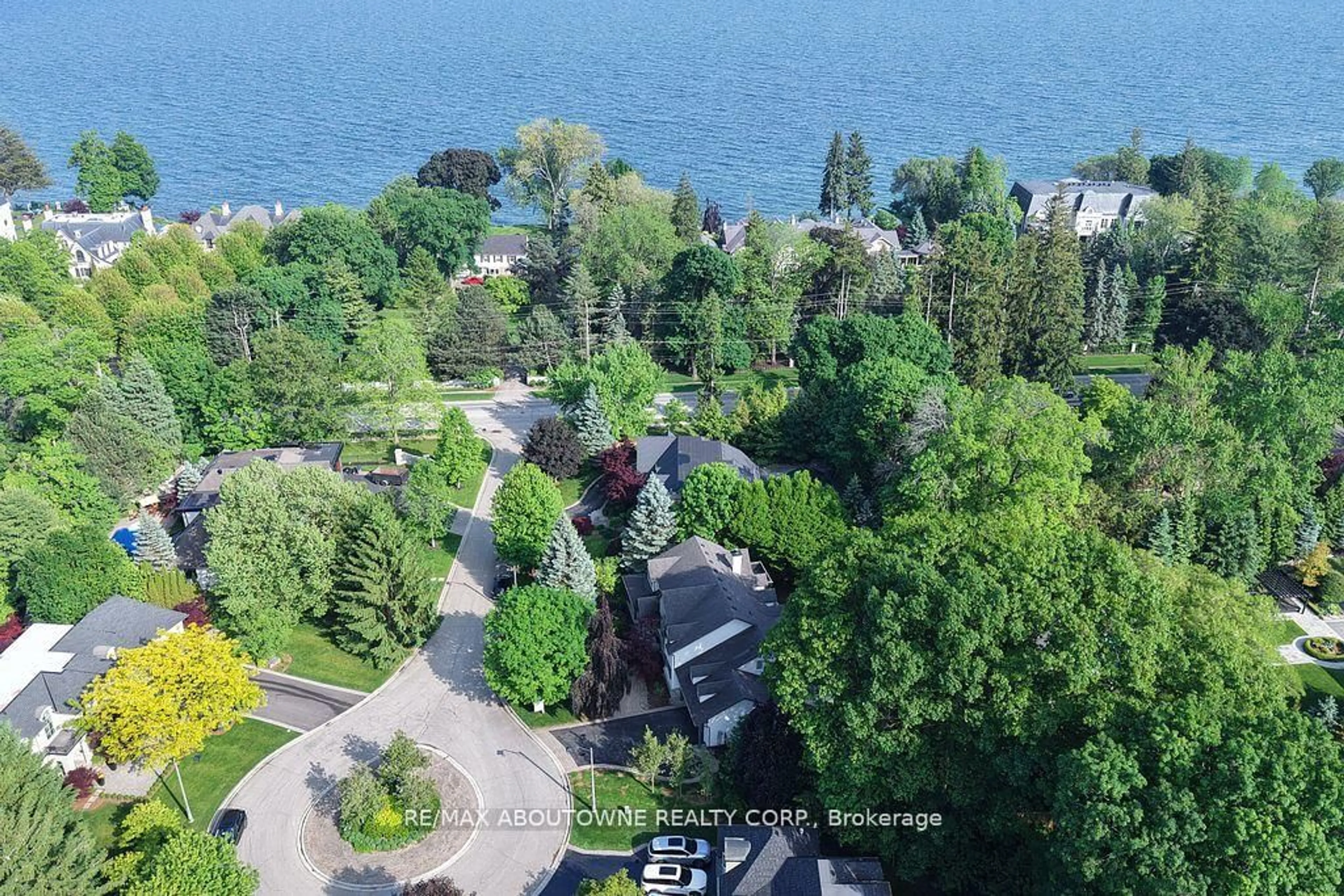 A pic from outside/outdoor area/front of a property/back of a property/a pic from drone, water/lake/river/ocean view for 116 Parkwood Crt, Oakville Ontario L6J 7W6