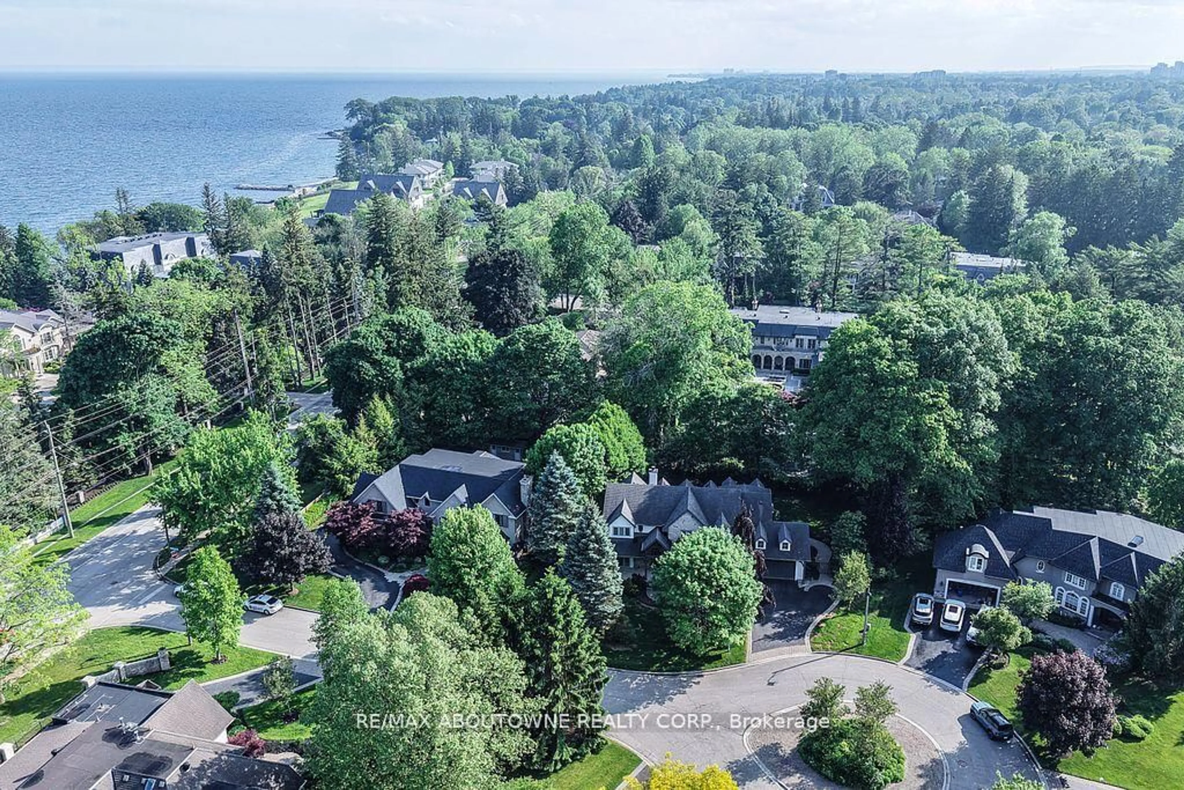 A pic from outside/outdoor area/front of a property/back of a property/a pic from drone, water/lake/river/ocean view for 116 Parkwood Crt, Oakville Ontario L6J 7W6