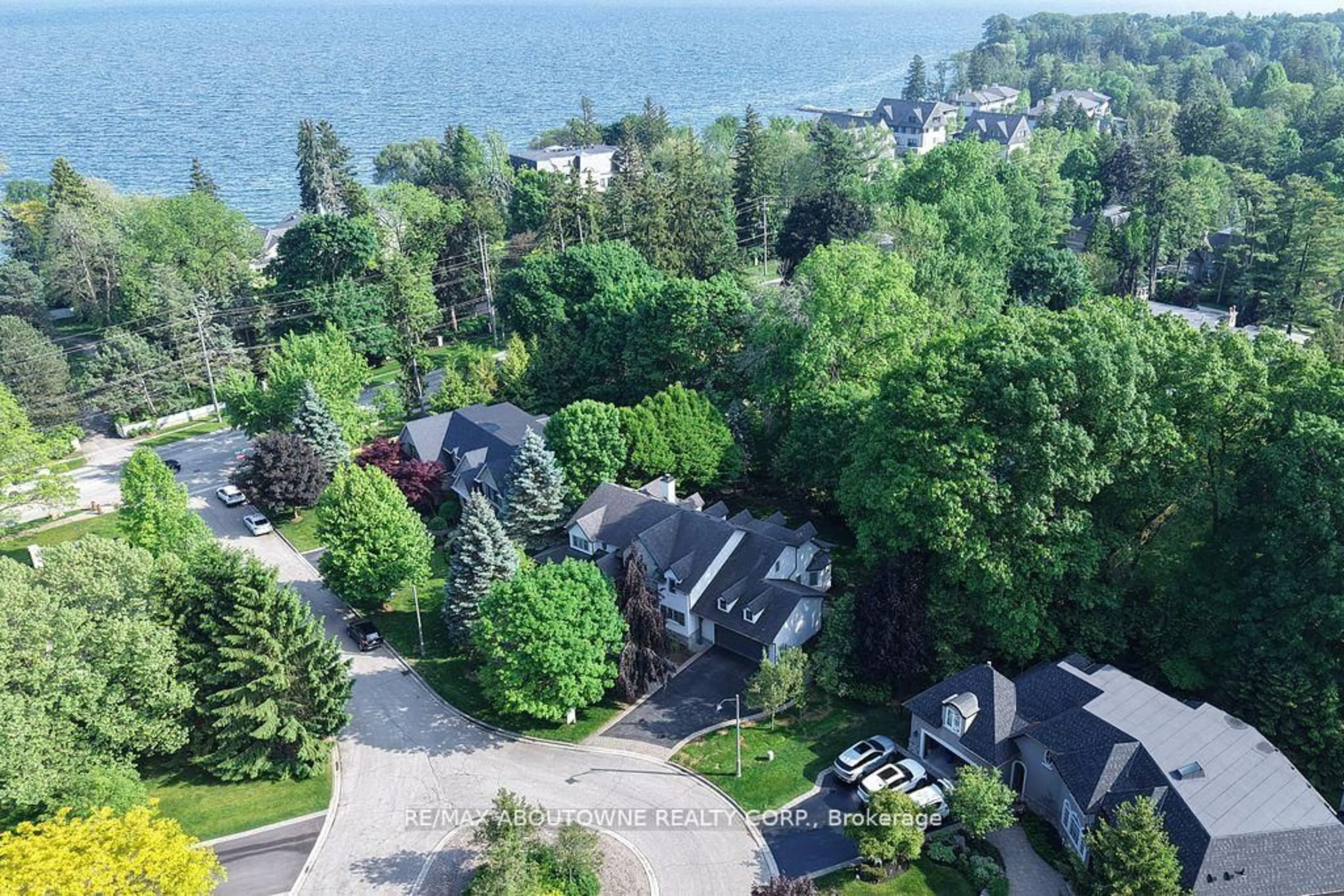 A pic from outside/outdoor area/front of a property/back of a property/a pic from drone, water/lake/river/ocean view for 116 Parkwood Crt, Oakville Ontario L6J 7W6