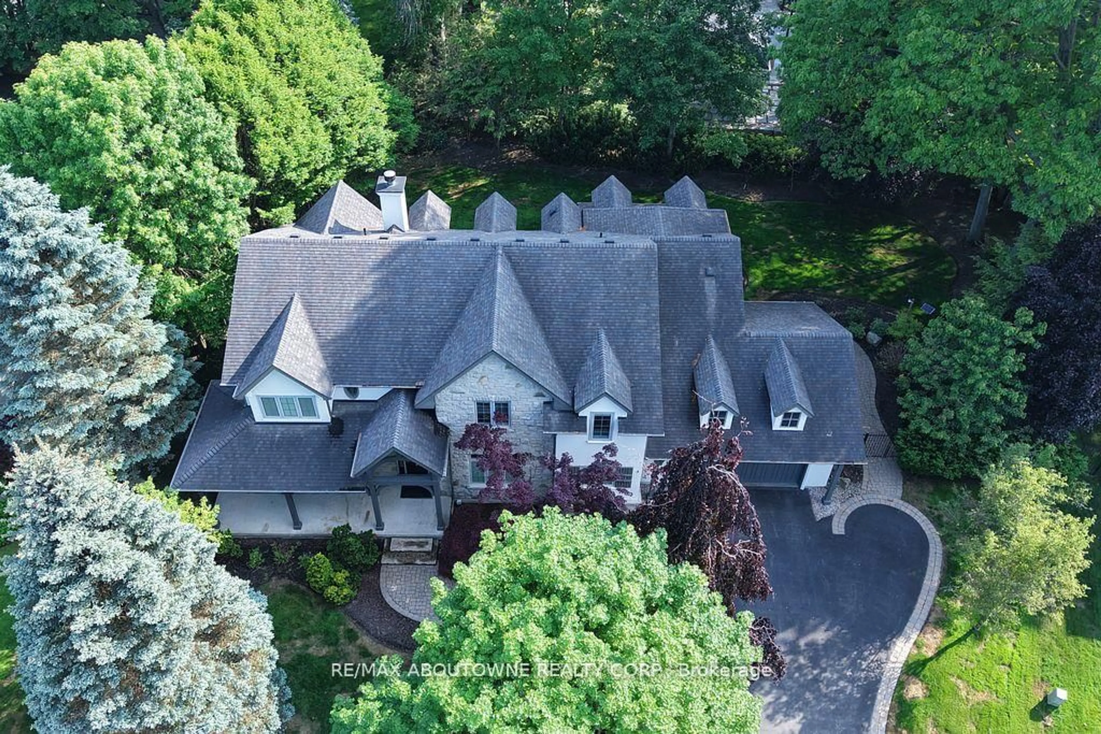 A pic from outside/outdoor area/front of a property/back of a property/a pic from drone, street for 116 Parkwood Crt, Oakville Ontario L6J 7W6
